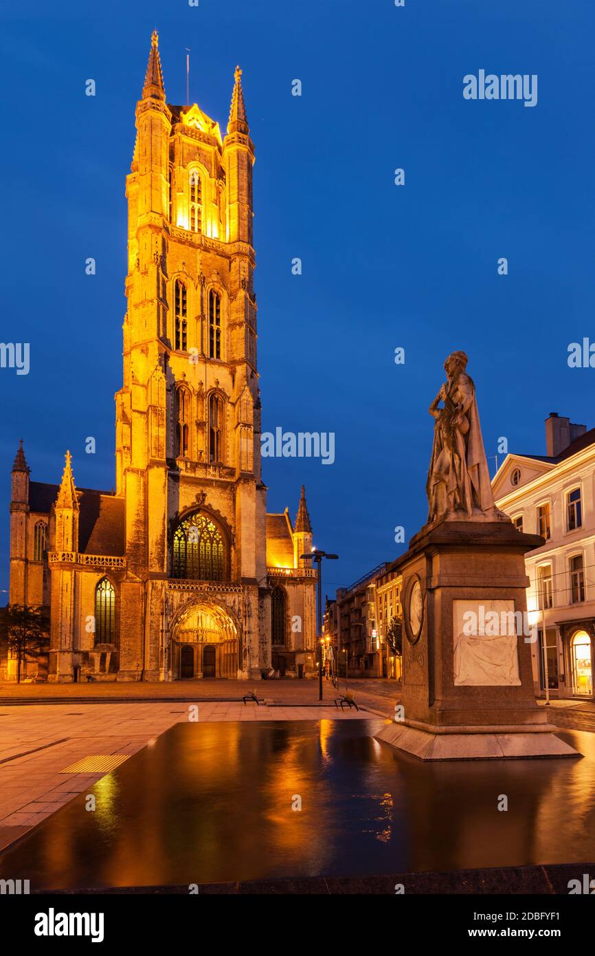 Denkmal für Jan Frans Willems und Saint Bavo Kathedrale am Abend. Sint-Baafsplein, Flandern, Gent, Belgien Stockfoto