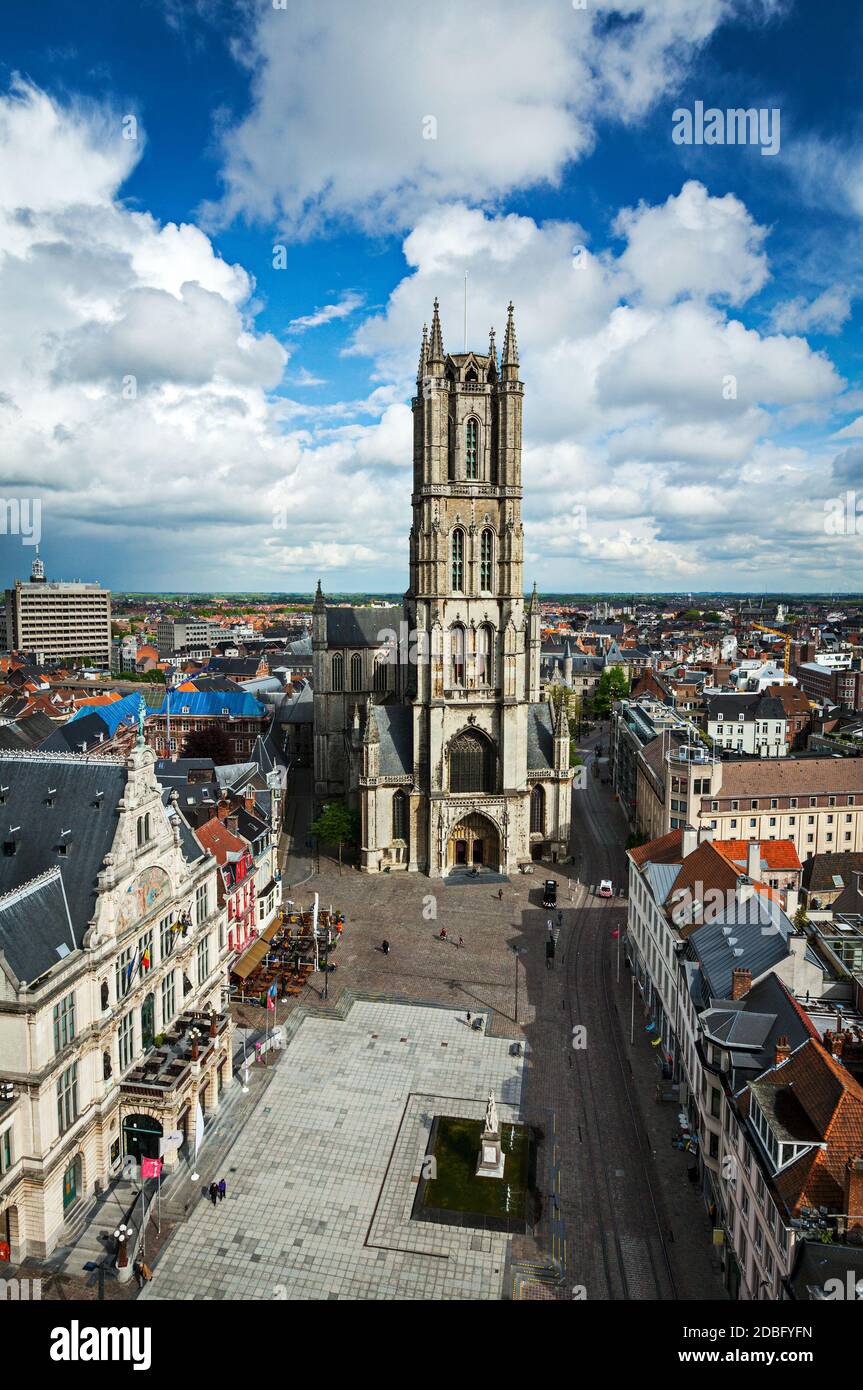 St.-Bavo-Kathedrale (Sint-Baafskathedraal) und Sint-Baafsplein, Blick vom Glockenturm. Gent, Belgien Stockfoto