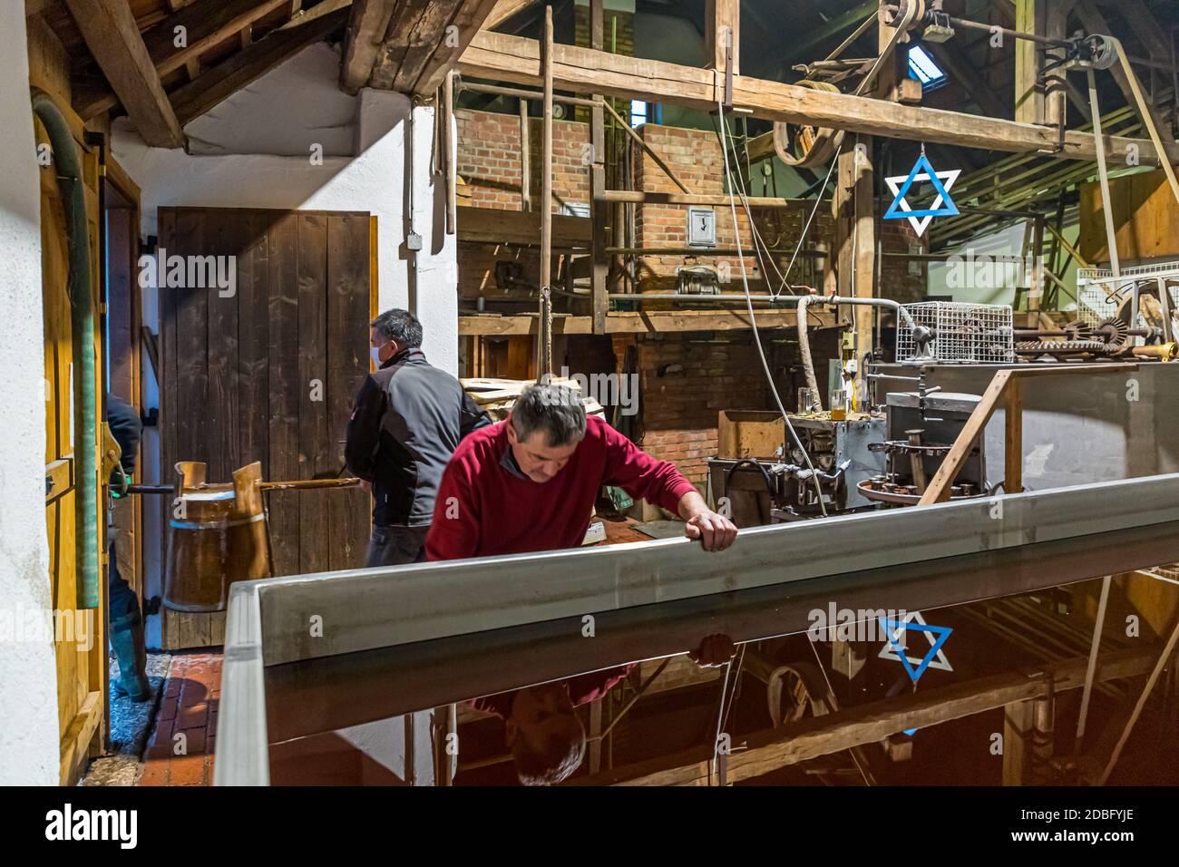 Zoigl Bierbrauerei in Falkenberg, Bayern, Deutschland. Der Brauprozess im alten Kommunbrauhaus steht kurz vor der Fertigstellung. Die ursprüngliche Würze ist abgekühlt und wird aus dem Kühlgefäß in Holzkessel gefüllt Stockfoto
