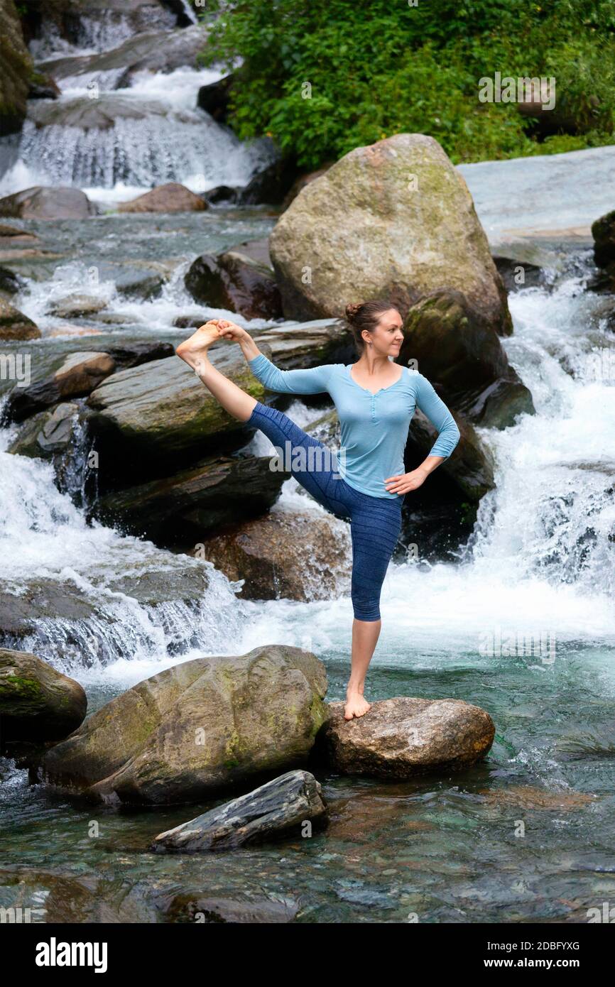 Yoga im Freien - Frau macht Ashtanga Vinyasa Yoga Balance Asana Utthita Hasta Padanguschthasana - Erweiterte Hand-zu-Big-Toe Pose Position Haltung outdoo Stockfoto