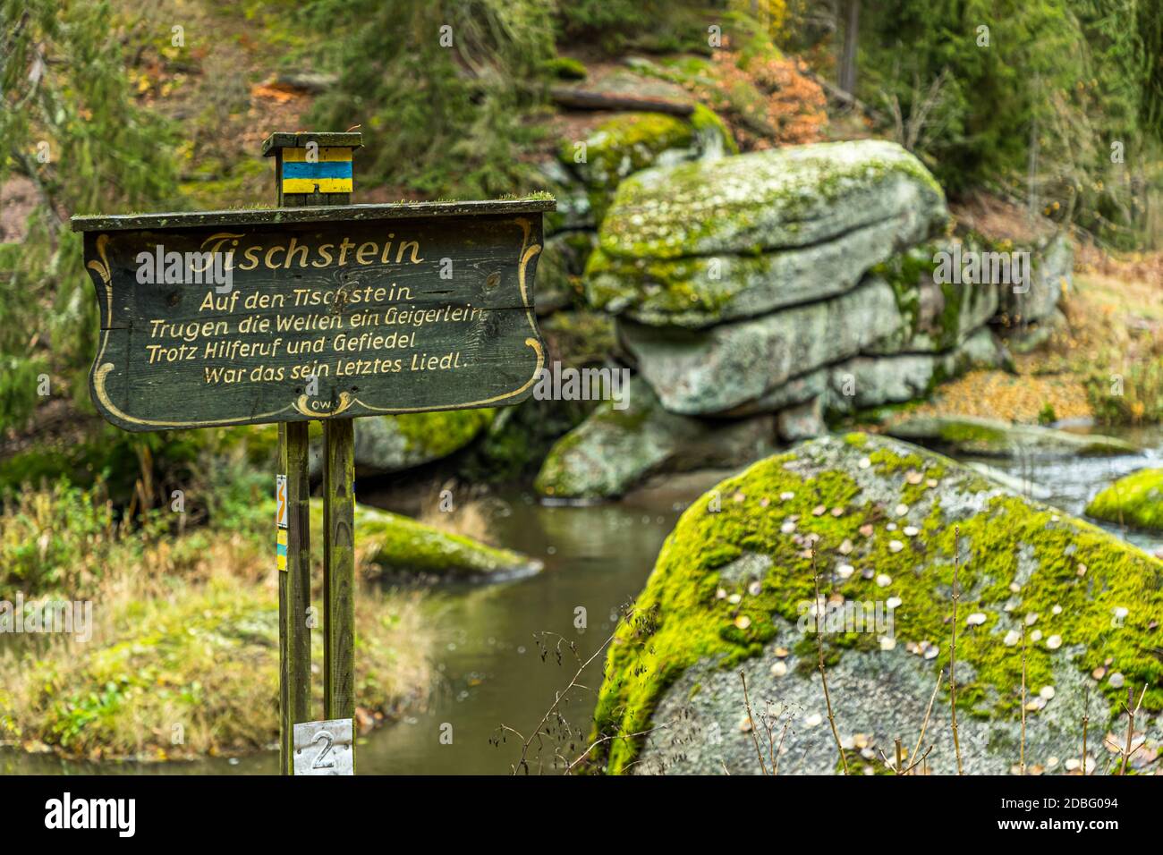 Outdoor Recreation in der Nähe von Falkenberg, Bayern, Deutschland. Große Felsformationen im Flussbett des Waldnaab sorgen für dramatische Vielfalt. Manchmal ruhig und ruhig, manchmal laut gurgelnd, schlängelt sich der Fluss durch das Tal und erzählt von vielen Schicksalen auf dem Weg! Stockfoto