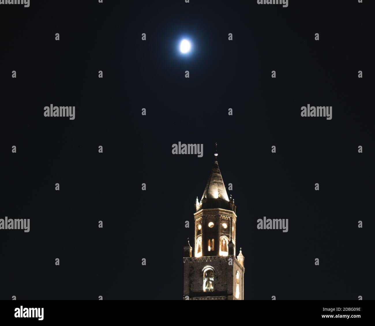 Nachtaufnahme des Parks gegen Himmel und Mond mit Gothic Glockenturm und Blätter Stockfoto