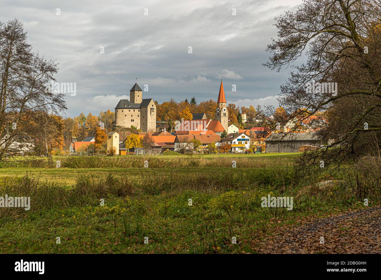 Das Dorf Falkenberg in Bayern mit seiner befestigten Burg Stockfoto