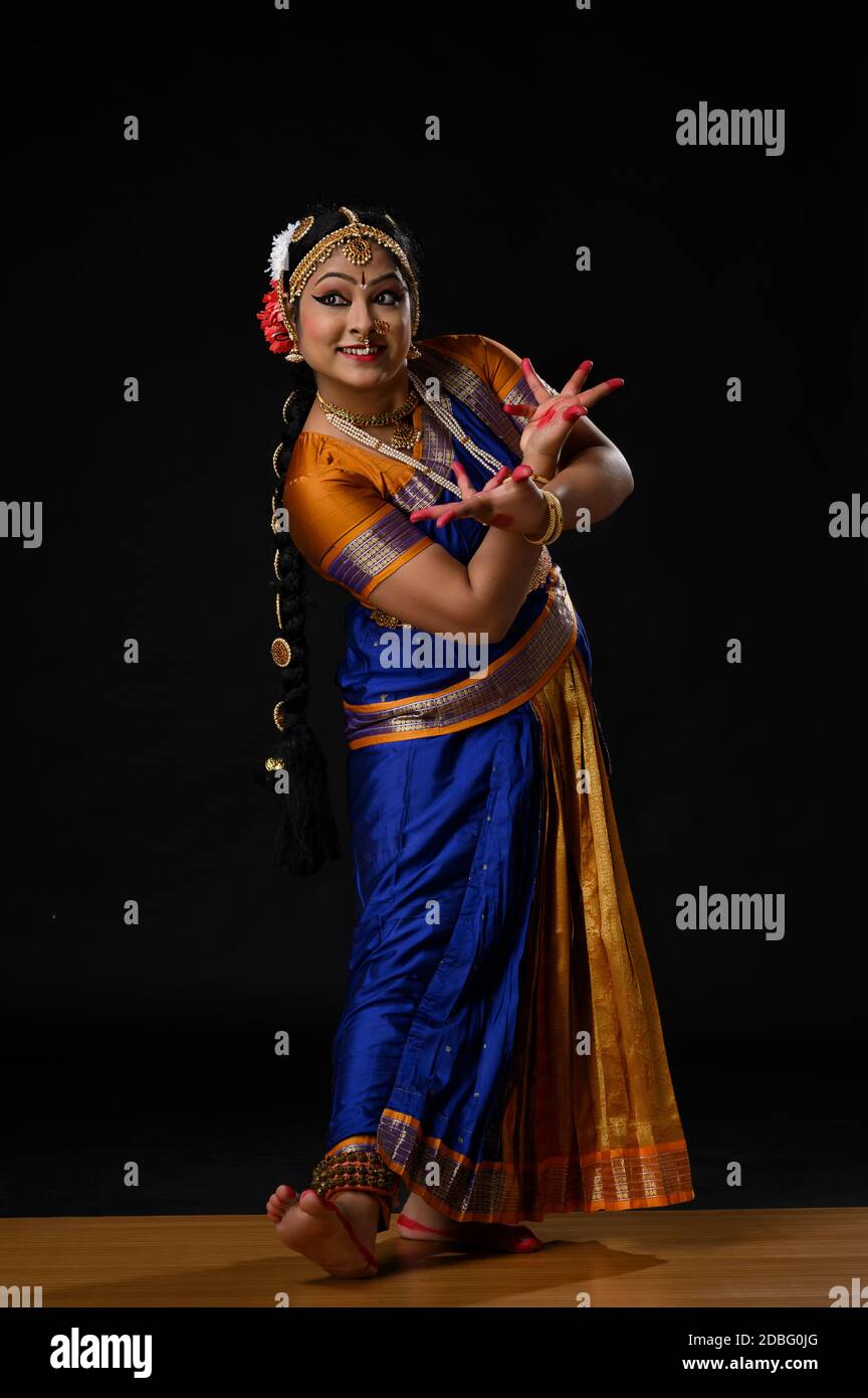 Kuchipudi Tänzerin macht Alapadamam und Kataka Mukha Mudra während der Aufführung Auf der Bühne Stockfoto