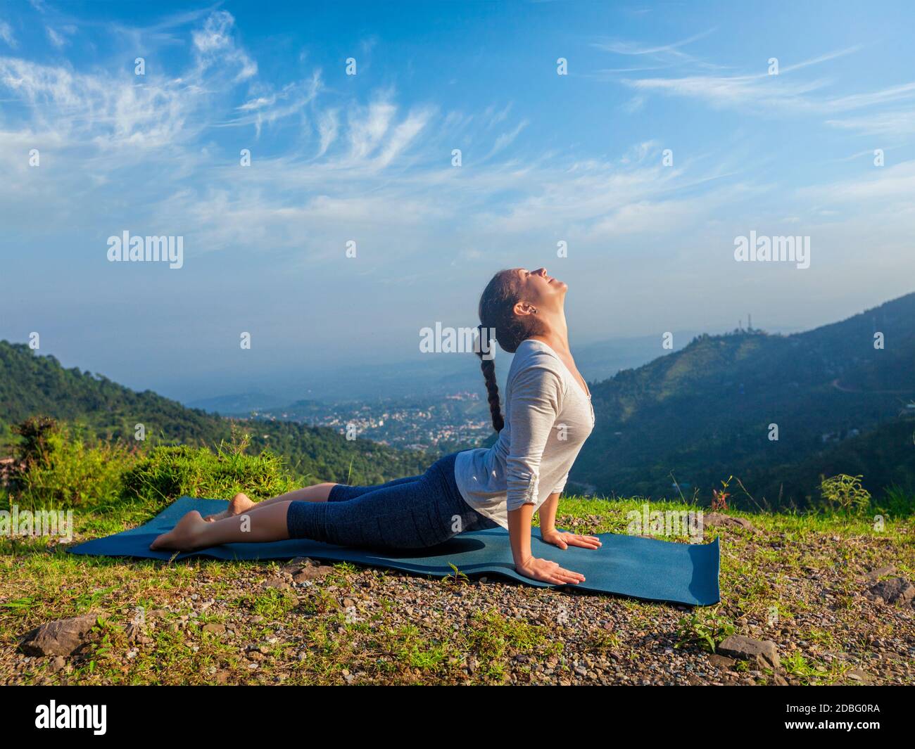 Yoga im Freien - Frau praktiziert Ashtanga Vinyasa Yoga Surya Namaskar ...