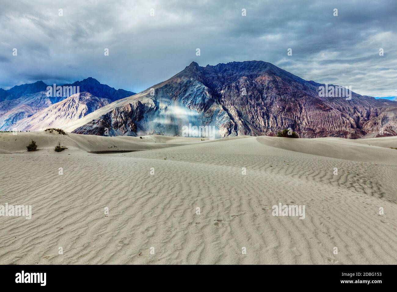 Hoher Dynamikbereich Bild von Sanddünen im Himalaya. Hunder, Nubra Tal, Ladakh, Indien Stockfoto