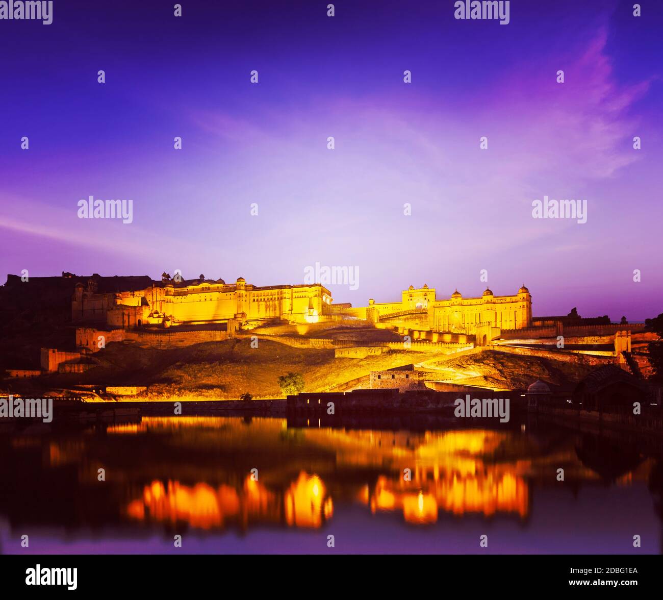 Vintage Retro Hipster Stil Reisebild von Amer Fort (Amber Fort) beleuchtet in der Nacht - eine der wichtigsten Sehenswürdigkeiten in Jaipur, Rajastan, Indien refe Stockfoto