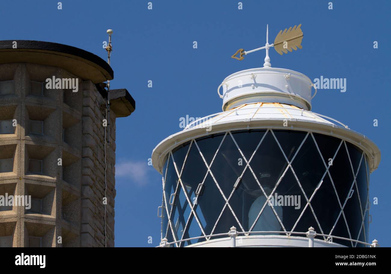 Amboss Point Lighthouse Zeigt Den Dom Und Überdachte Fresnel Linse Und Licht. Durlston, Swanage, Großbritannien Stockfoto