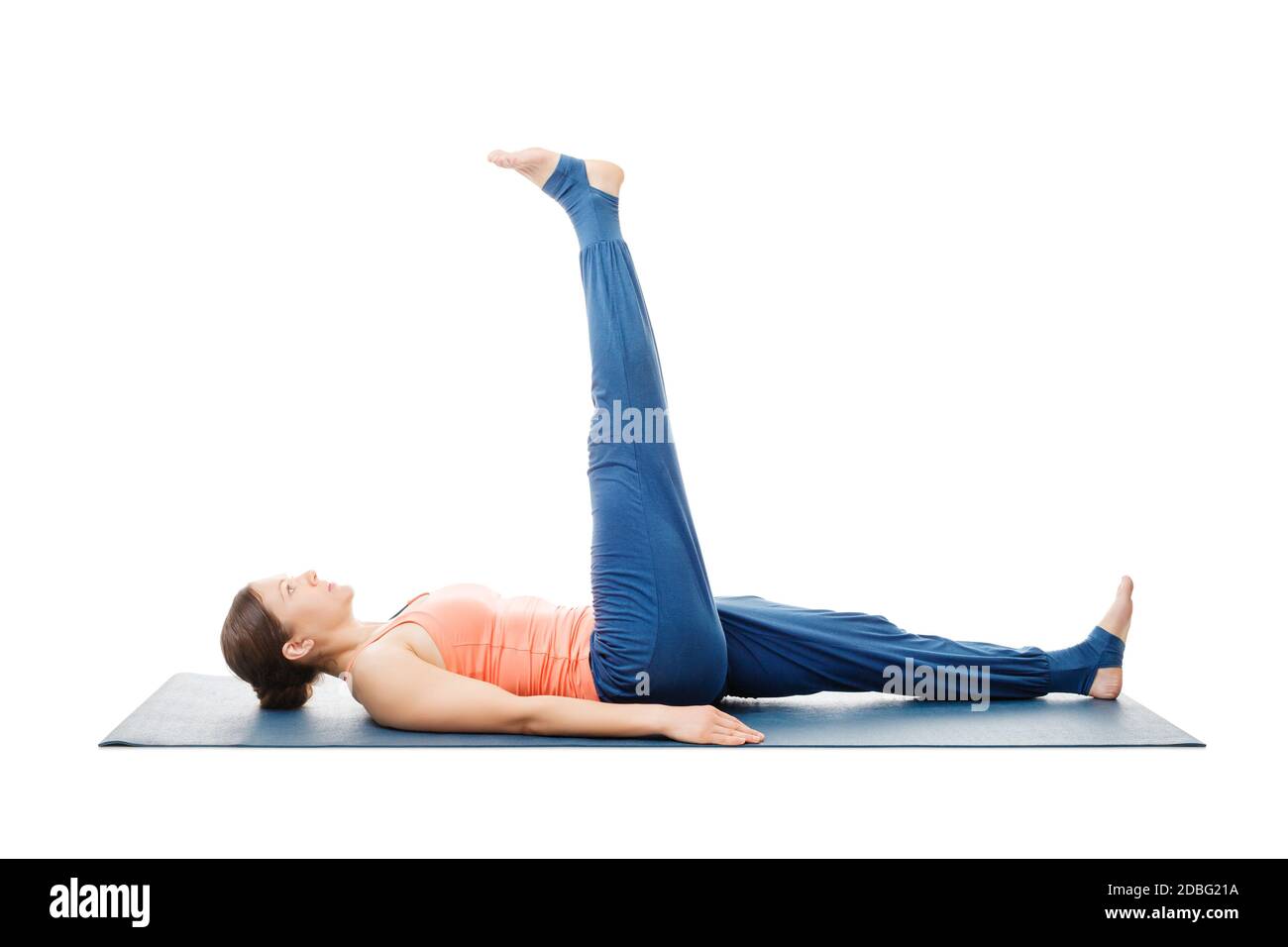 Frau macht Yoga Asana Uttanpadasana - liegend gerades Bein Heben Pose Haltung isoliert auf weißem Hintergrund Stockfoto