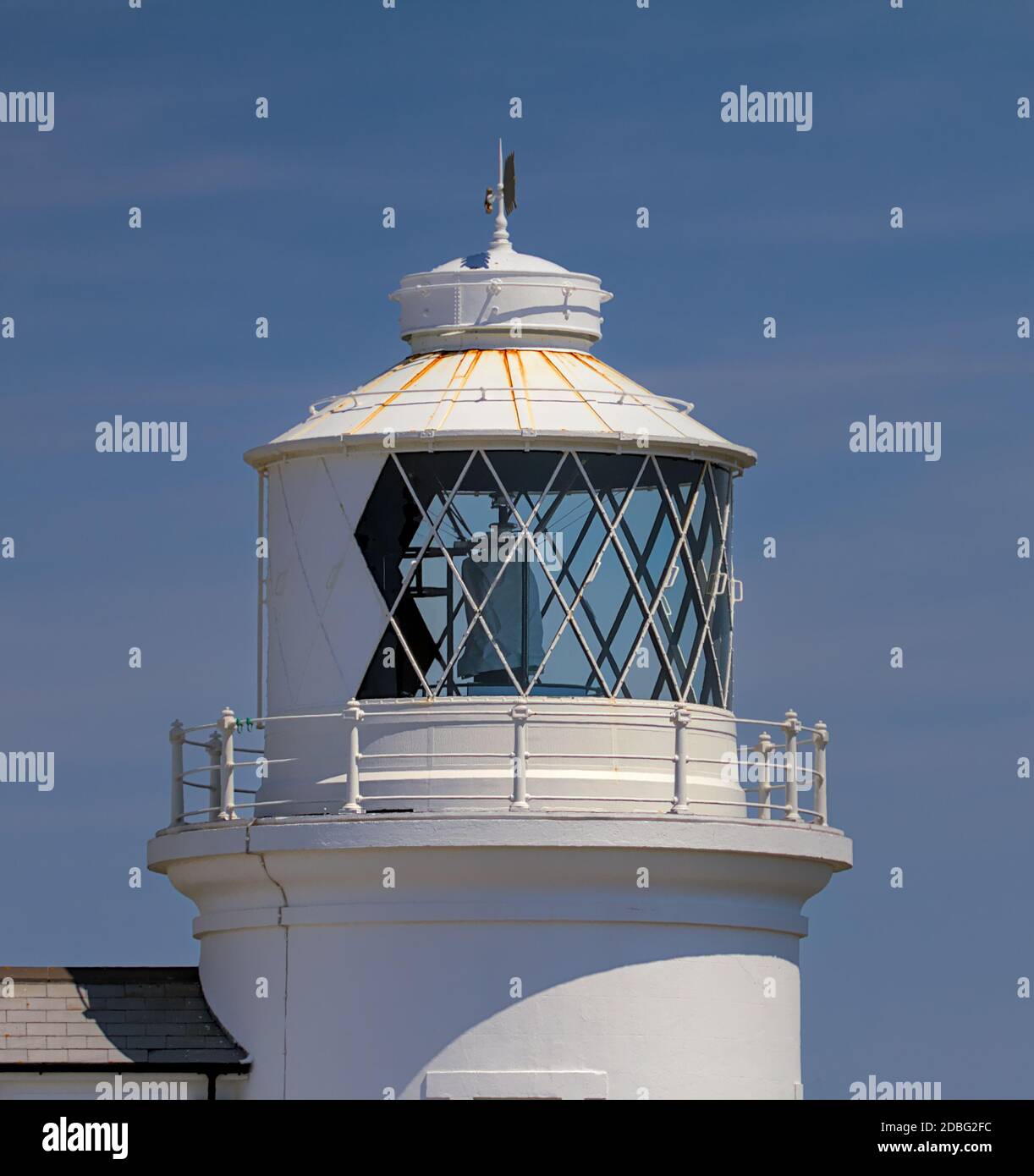 Amboss Point Lighthouse Zeigt Den Dom Und Überdachte Fresnel Linse Und Licht. Durlston, Swanage, Großbritannien Stockfoto