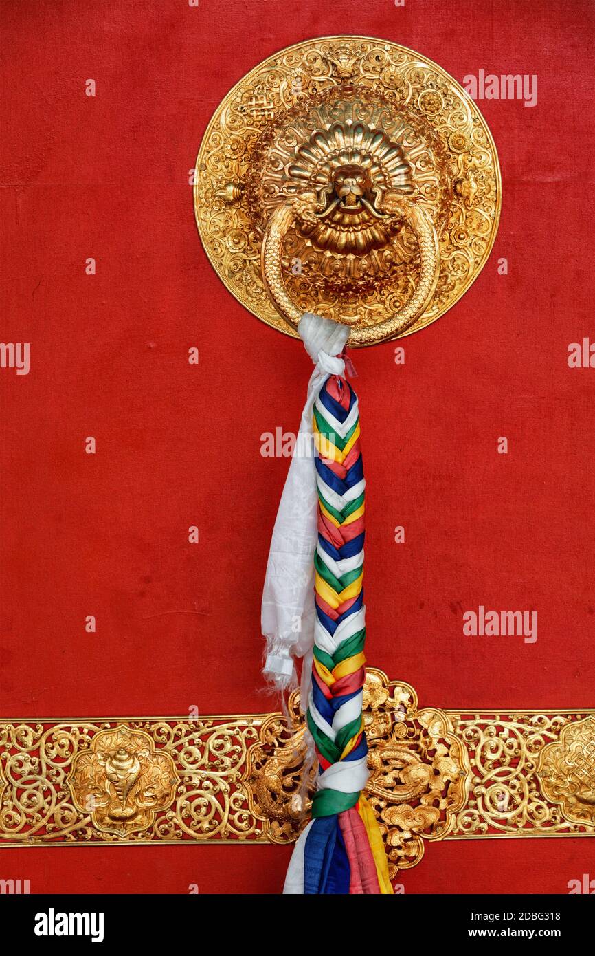 Löwenförmiger Türgriff im buddhistischen Tempel. Kaza-Kloster, Kaza, Spiti Valley, Himachal Pradesh, Indien Stockfoto