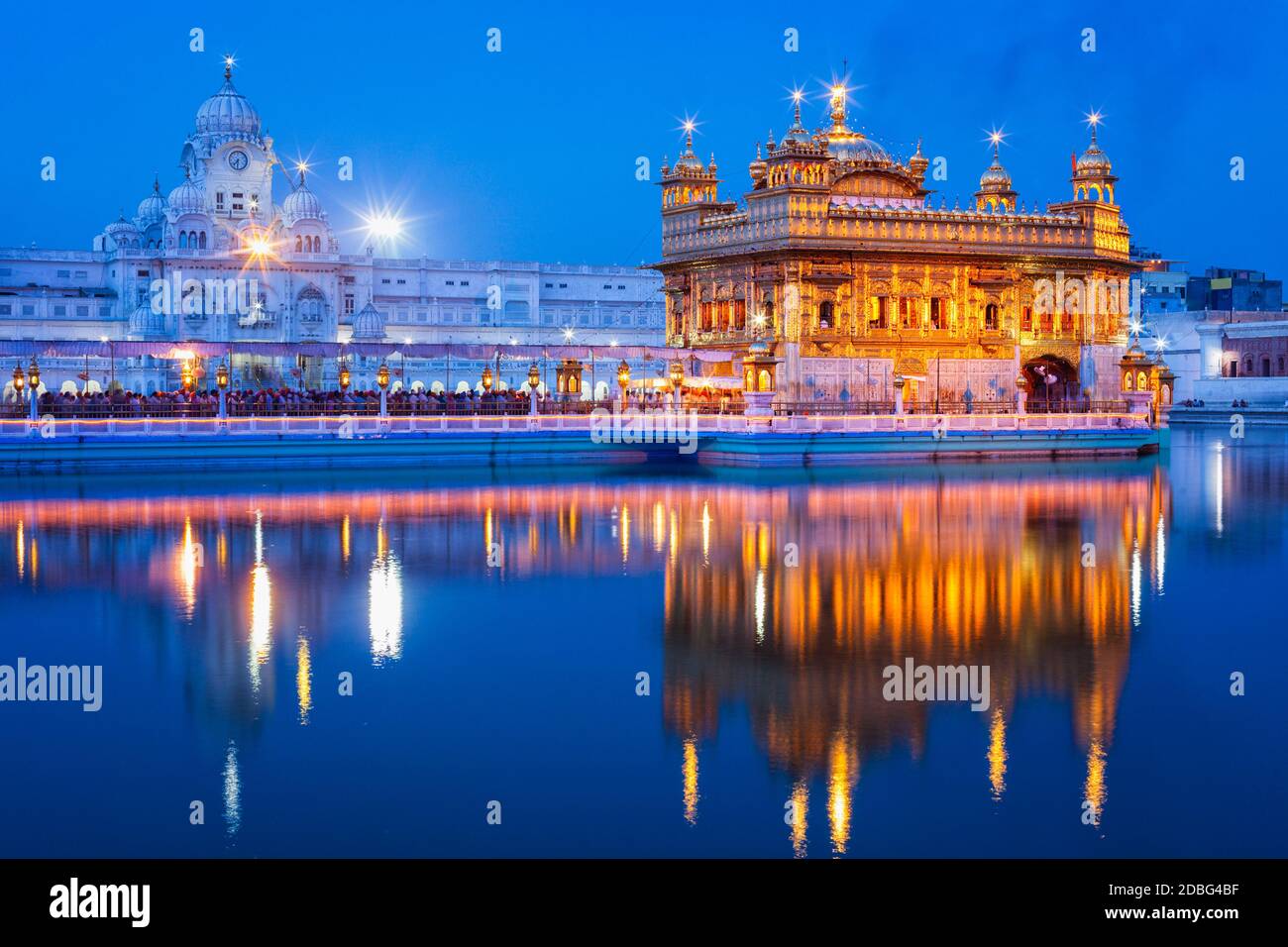 Sikh heilige Stätte gurdwara Sri Harmandir Sahib (auch bekannt als der Goldene Tempel, auch Darbar Sahib) nachts beleuchtet. Amritsar, Punjab, Indien Stockfoto