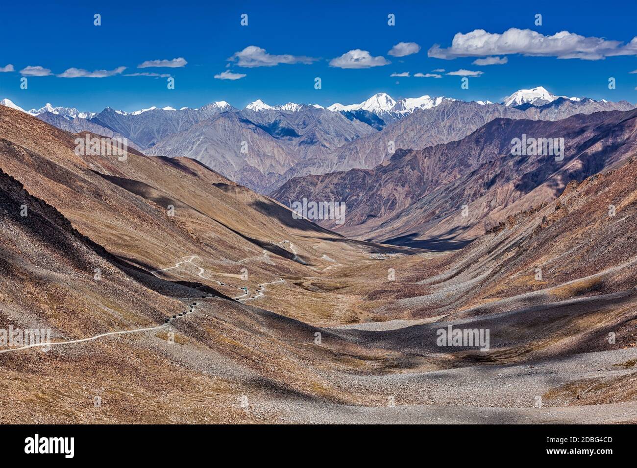 Blick auf Karakorum-Bergkette und Straße im Tal von Kardung La - dem höchsten befahrbaren Pass der Welt (5602 m). Ladakh, Indien Stockfoto