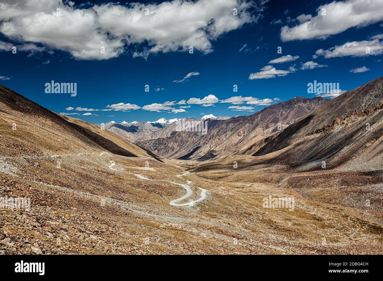 Blick auf Karakorum und Straße im Tal von Kardung La - dem höchsten befahrbaren Pass der Welt (5602 m). Ladakh, Indien Stockfoto