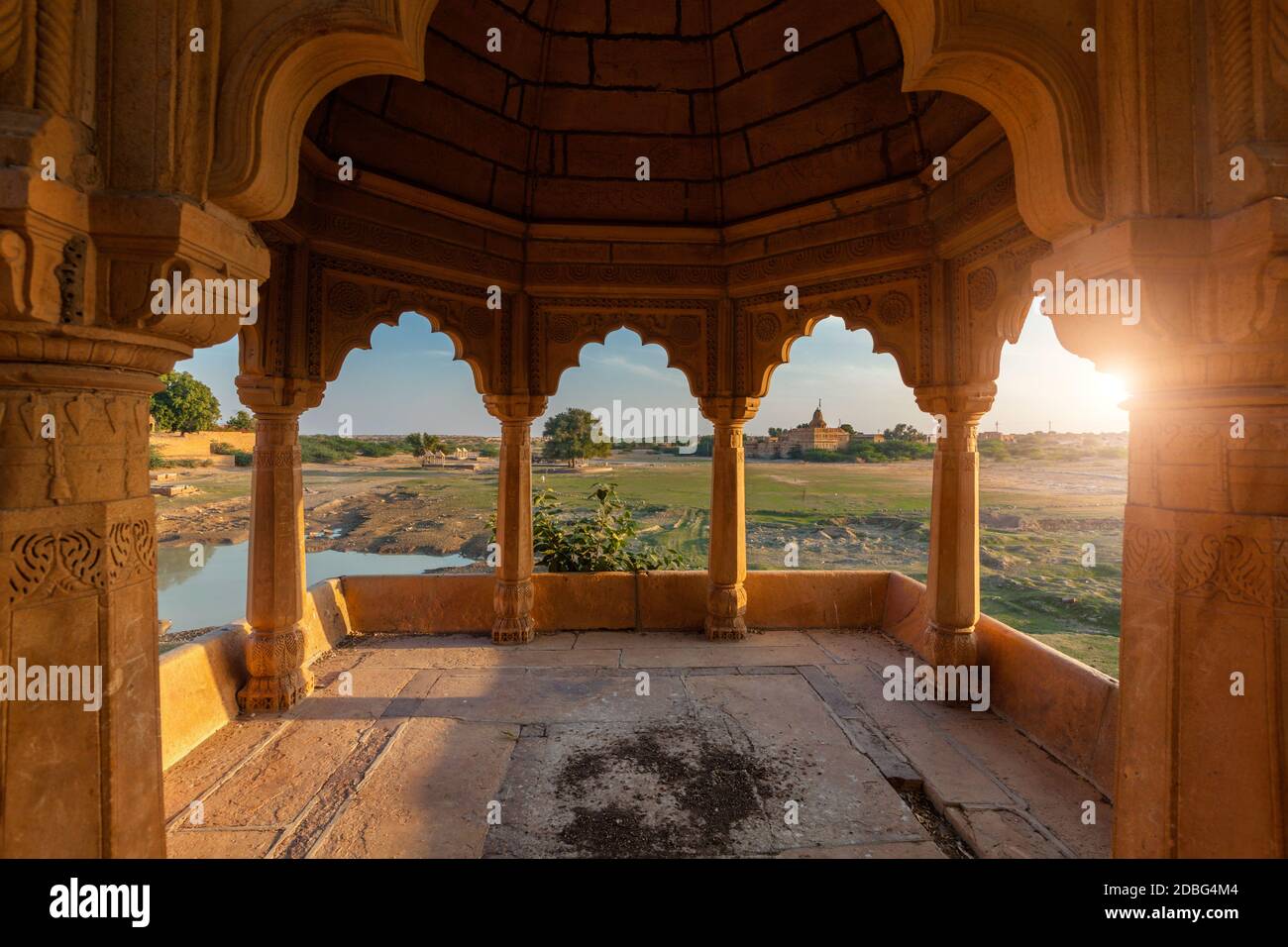 Dekorierter Pavillon am Amar Sagar See, Jaisalmer, Rajasthan, Indien Stockfoto