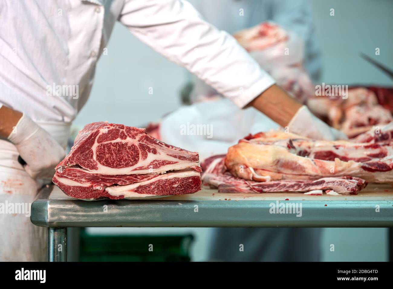 Metzger schneiden Wagyu Rindfleisch im Schlachthof und Team Stockfoto