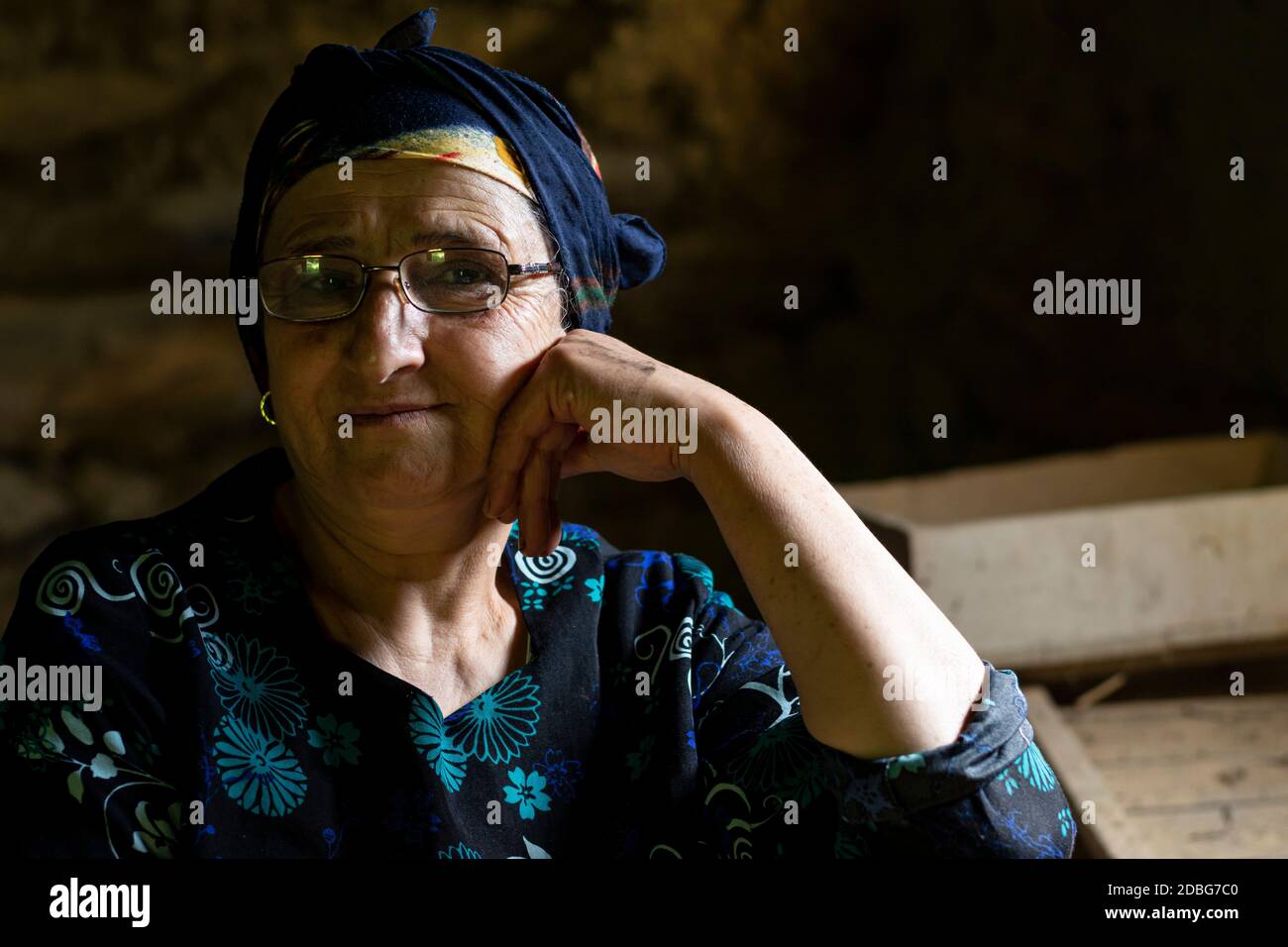 Nahaufnahme Porträt einer älteren muslimischen Frau, Hochwinkel-Fenster Licht erleuchten ihr Gesicht Stockfoto