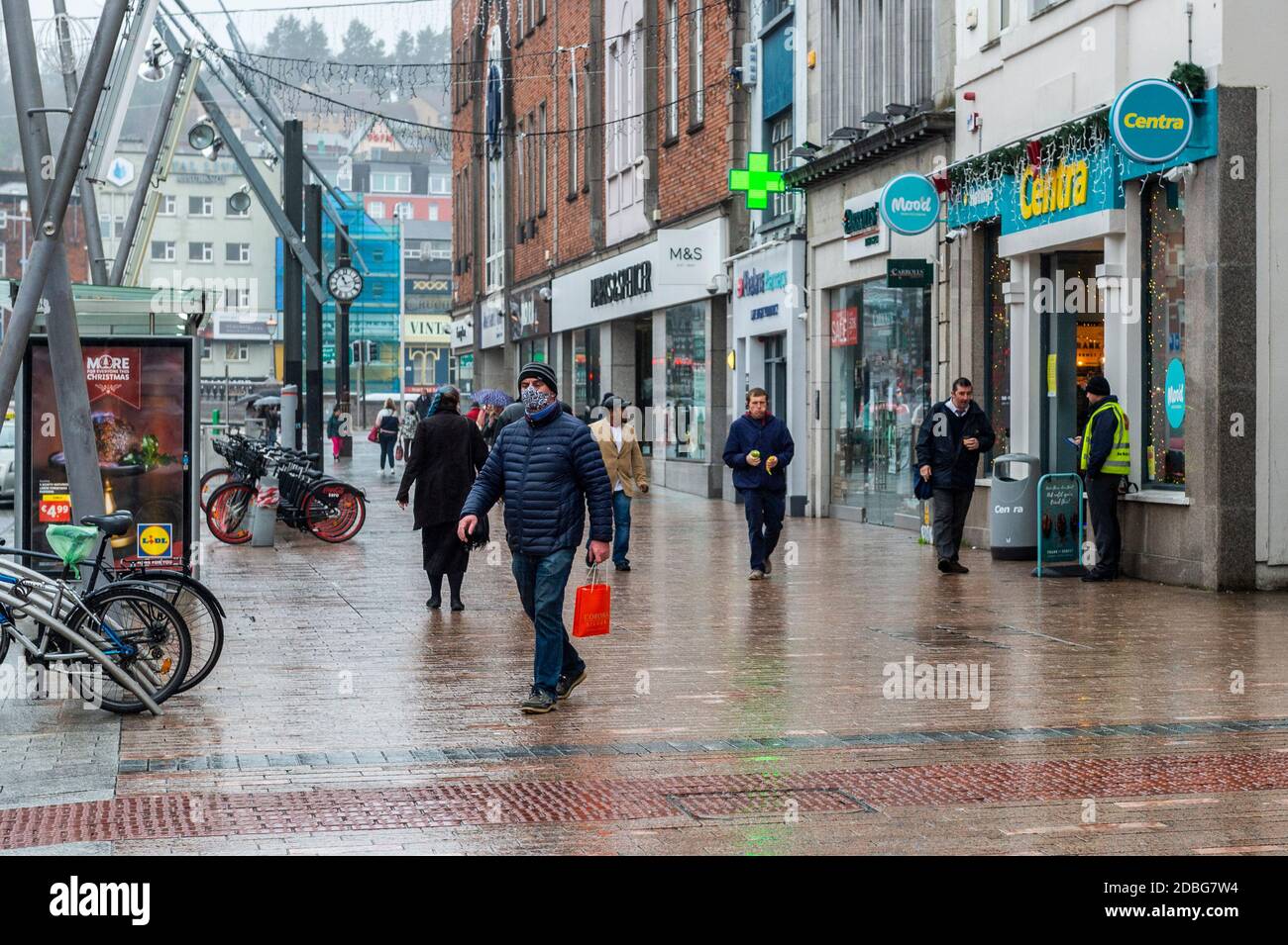 Cork, Irland. November 2020. Was normalerweise eine sehr belebte Patrick Street in Cork City Mitte November wäre, war heute sehr ruhig. Viele Geschäfte waren aufgrund der COVID-Beschränkungen der Stufe 5 geschlossen, nur diejenigen, die als wesentlich erachtet wurden, waren geöffnet. Quelle: AG News/Alamy Live News Stockfoto