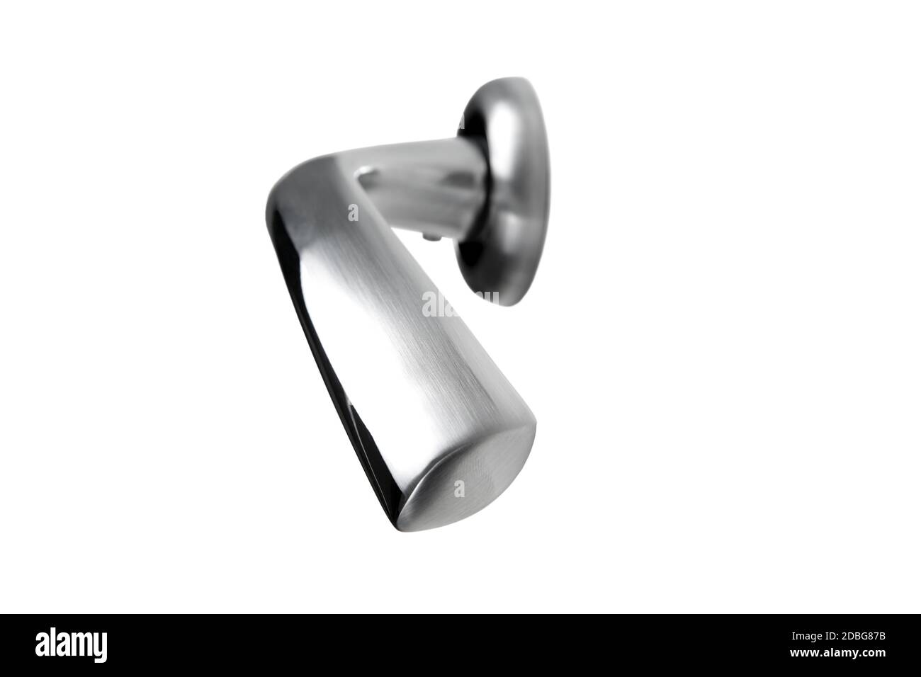 Moderne silberne Türgriffe auf weißem Hintergrund in Nahaufnahme Stockfoto