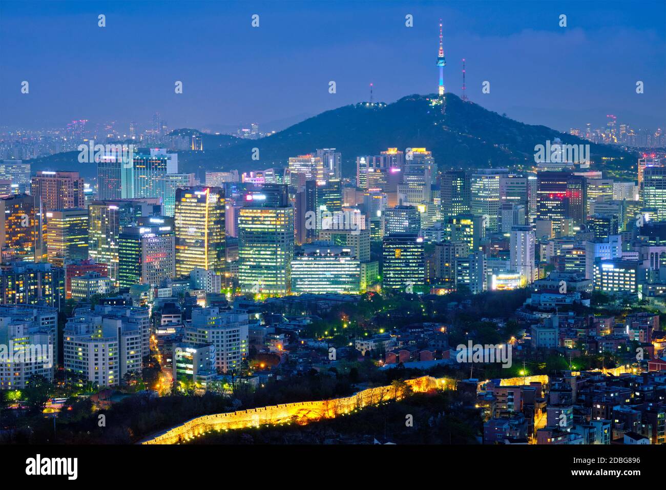 Seoul downtown Stadtbild mit Lichtern und Namsan Seoul Tower am Abend Blick vom Berg Inwang beleuchtet. Seoul, Südkorea. Stockfoto