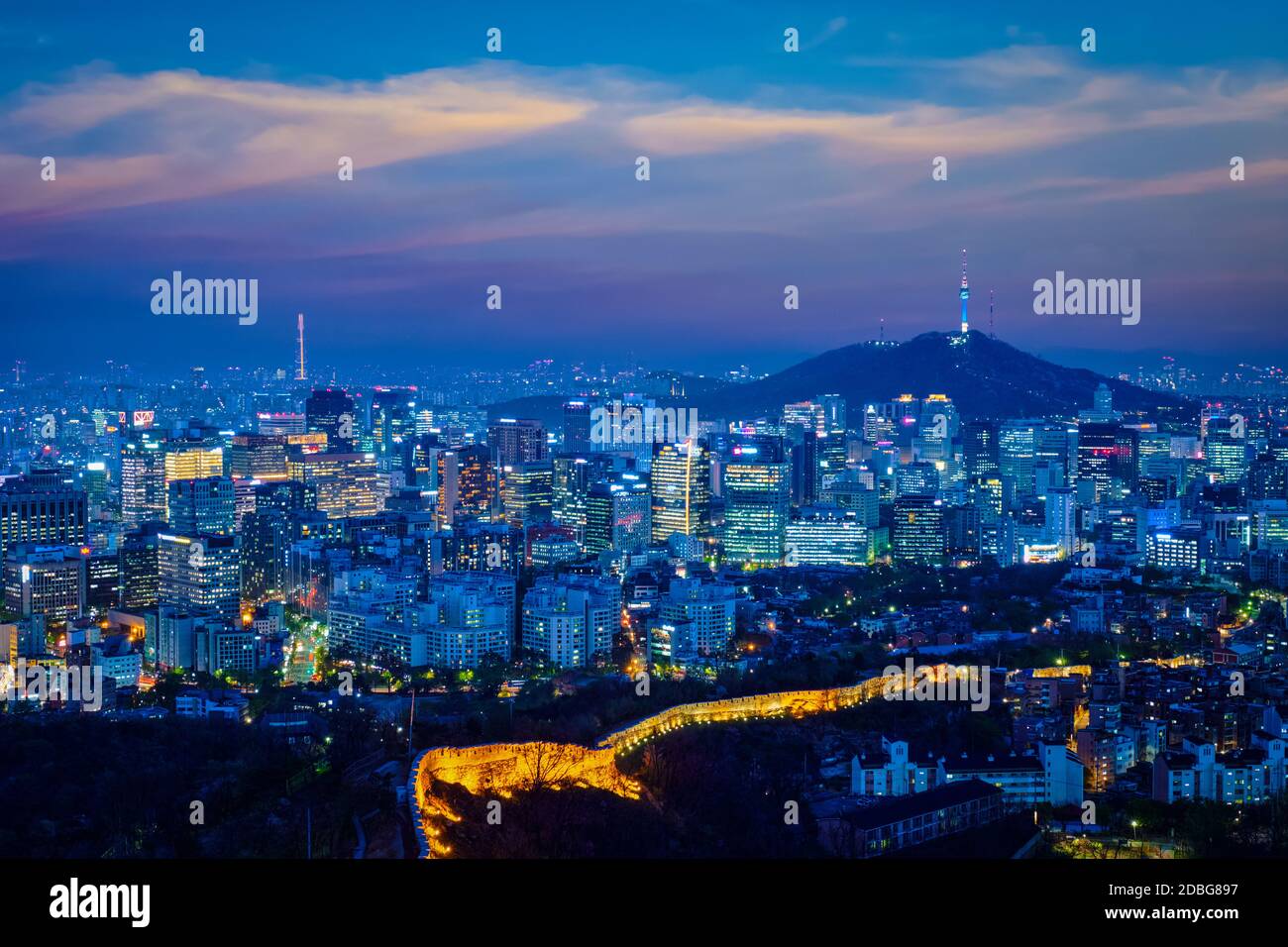 Seoul downtown Stadtbild mit Lichtern und Namsan Seoul Tower am Abend Blick vom Berg Inwang beleuchtet. Seoul, Südkorea. Stockfoto