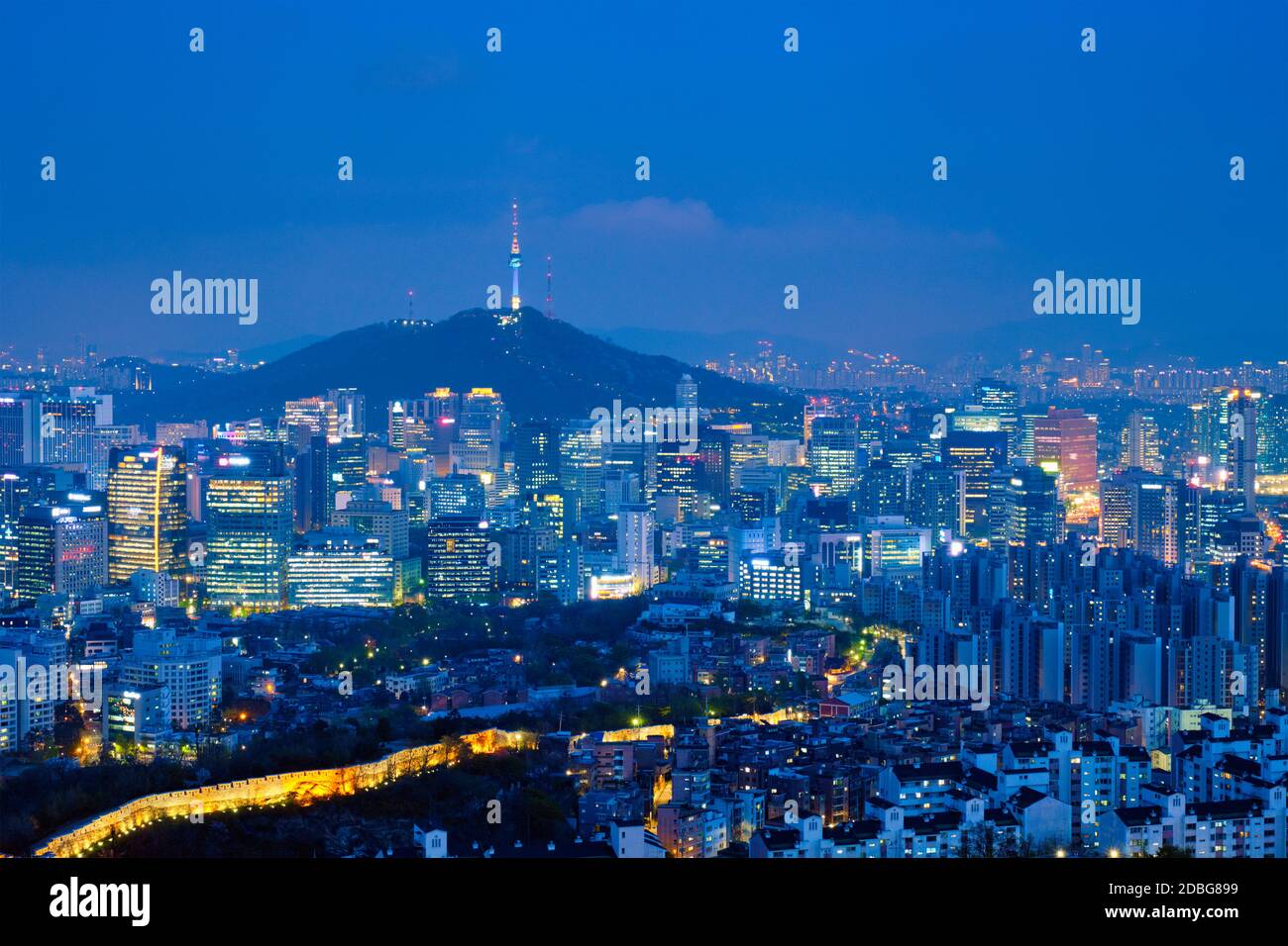 Seoul downtown Stadtbild mit Lichtern und Namsan Seoul Tower am Abend Blick vom Berg Inwang beleuchtet. Seoul, Südkorea. Stockfoto