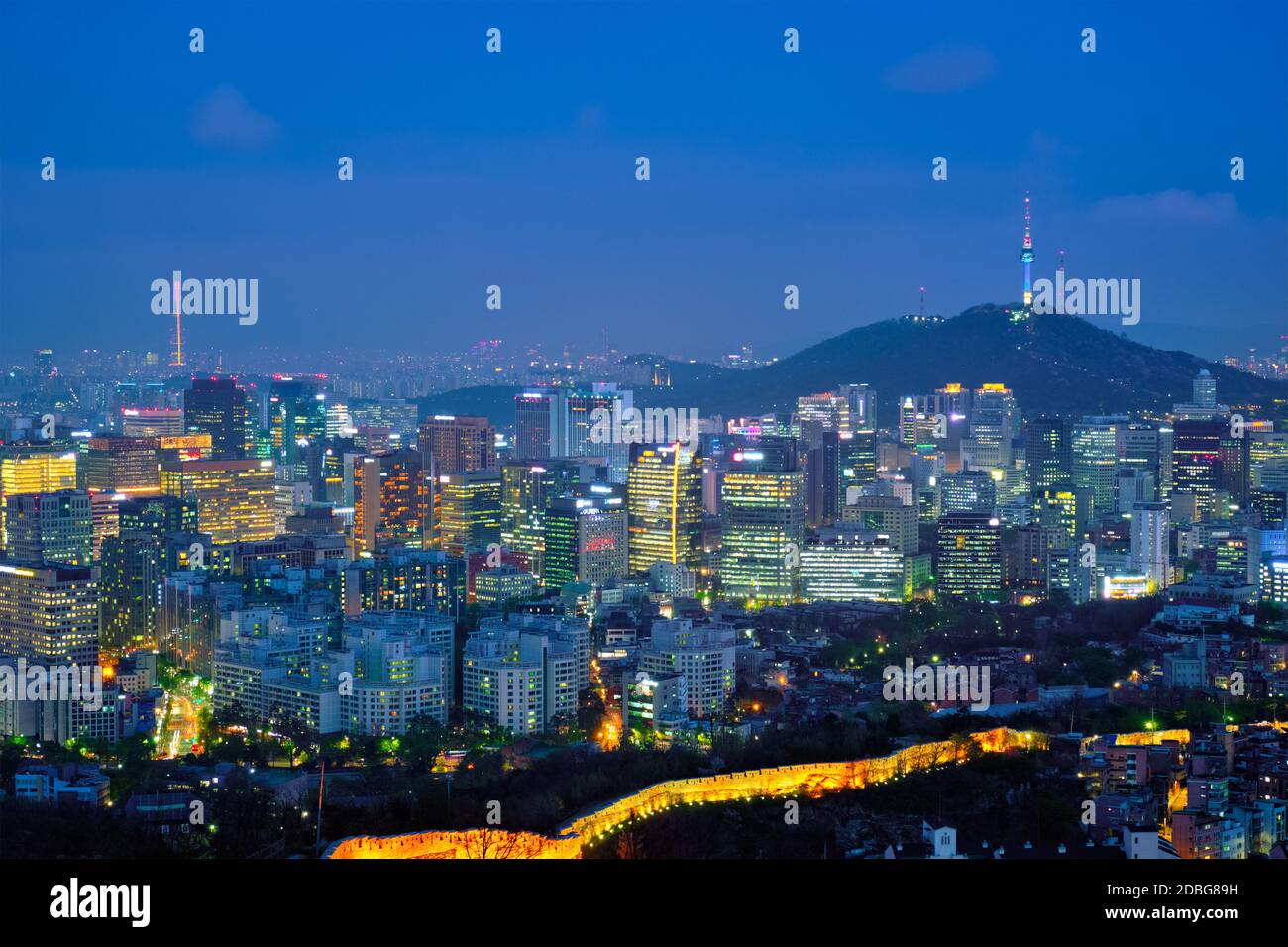 Seoul downtown Stadtbild mit Lichtern und Namsan Seoul Tower am Abend Blick vom Berg Inwang beleuchtet. Seoul, Südkorea. Stockfoto