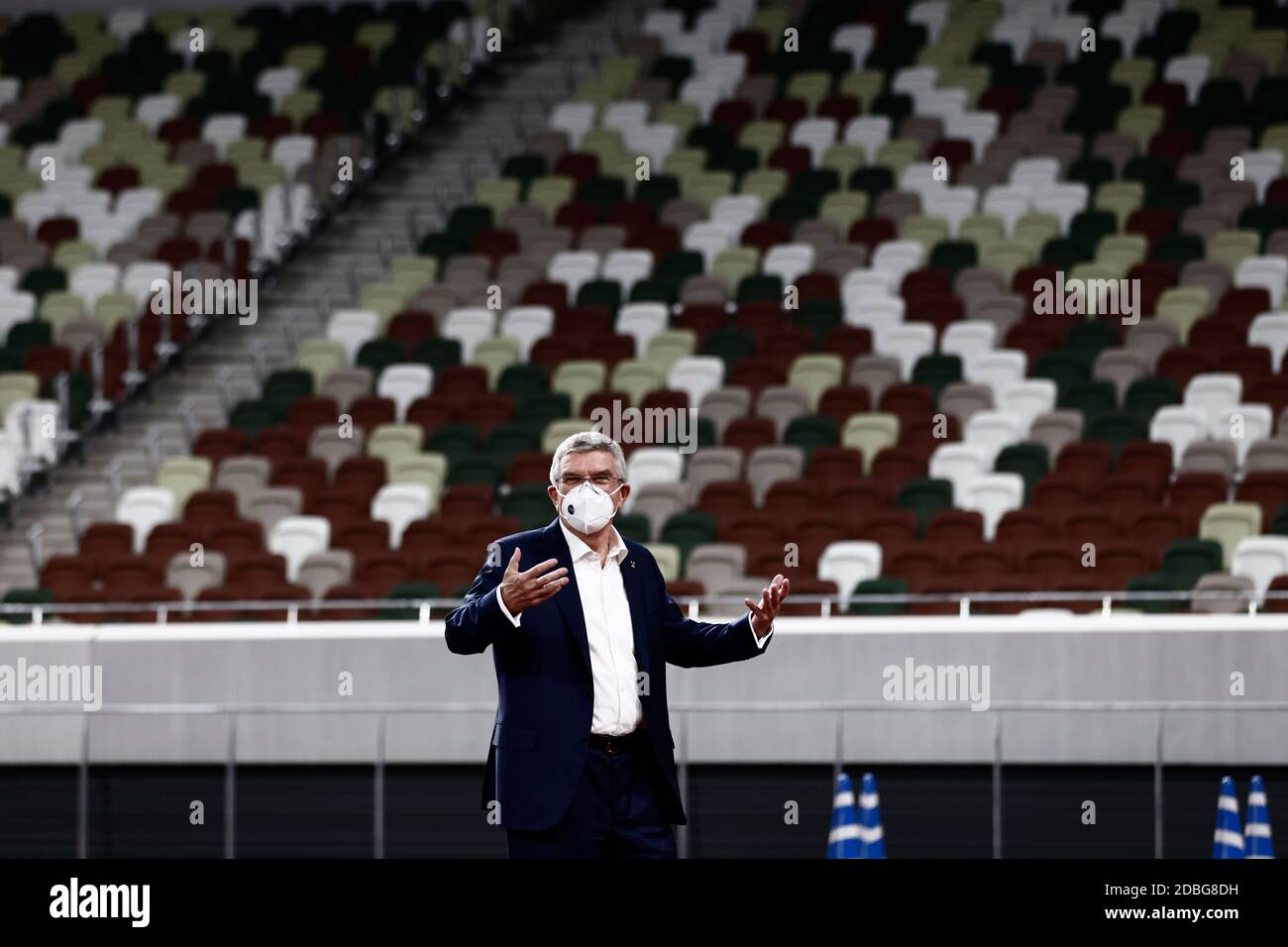 Tokio, Japan. November 2020. Thomas Bach, Präsident des Internationalen Olympischen Komitees (IOC), trägt Gesichtsmasken, als er das Nationalstadion besucht, Hauptort der Olympischen und Paralympischen Spiele 2020, die aufgrund der COVID-19-Coronavirus-Pandemie am 17. November 2020 in Tokio auf den 2021. Juli verschoben wurden. Quelle: POOL/ZUMA Wire/Alamy Live News Stockfoto