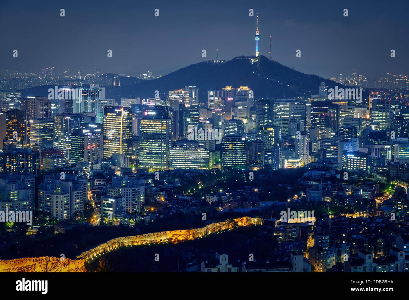 Seoul downtown Stadtbild mit Lichtern und Namsan Seoul Tower am Abend Blick vom Berg Inwang beleuchtet. Seoul, Südkorea. Stockfoto