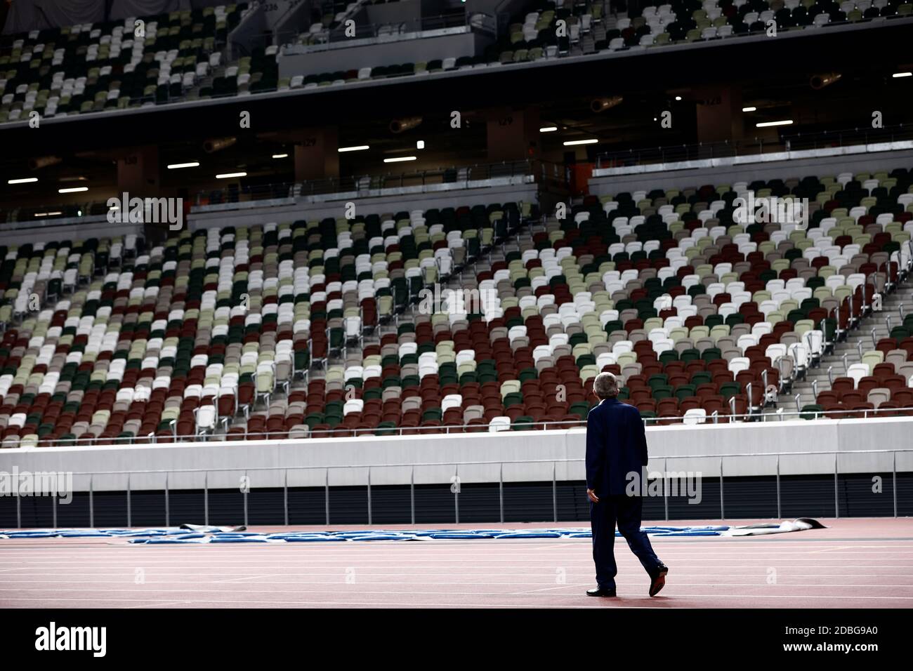 Tokio, Japan. November 2020. Thomas Bach, Präsident des Internationalen Olympischen Komitees (IOC), besucht am 17. November 2020 in Tokio das Nationalstadion, Hauptstadion der Olympischen und Paralympischen Spiele 2020, die aufgrund der COVID-19-Coronavirus-Pandemie auf den 2021. Juli verschoben wurden. Quelle: POOL/ZUMA Wire/Alamy Live News Stockfoto