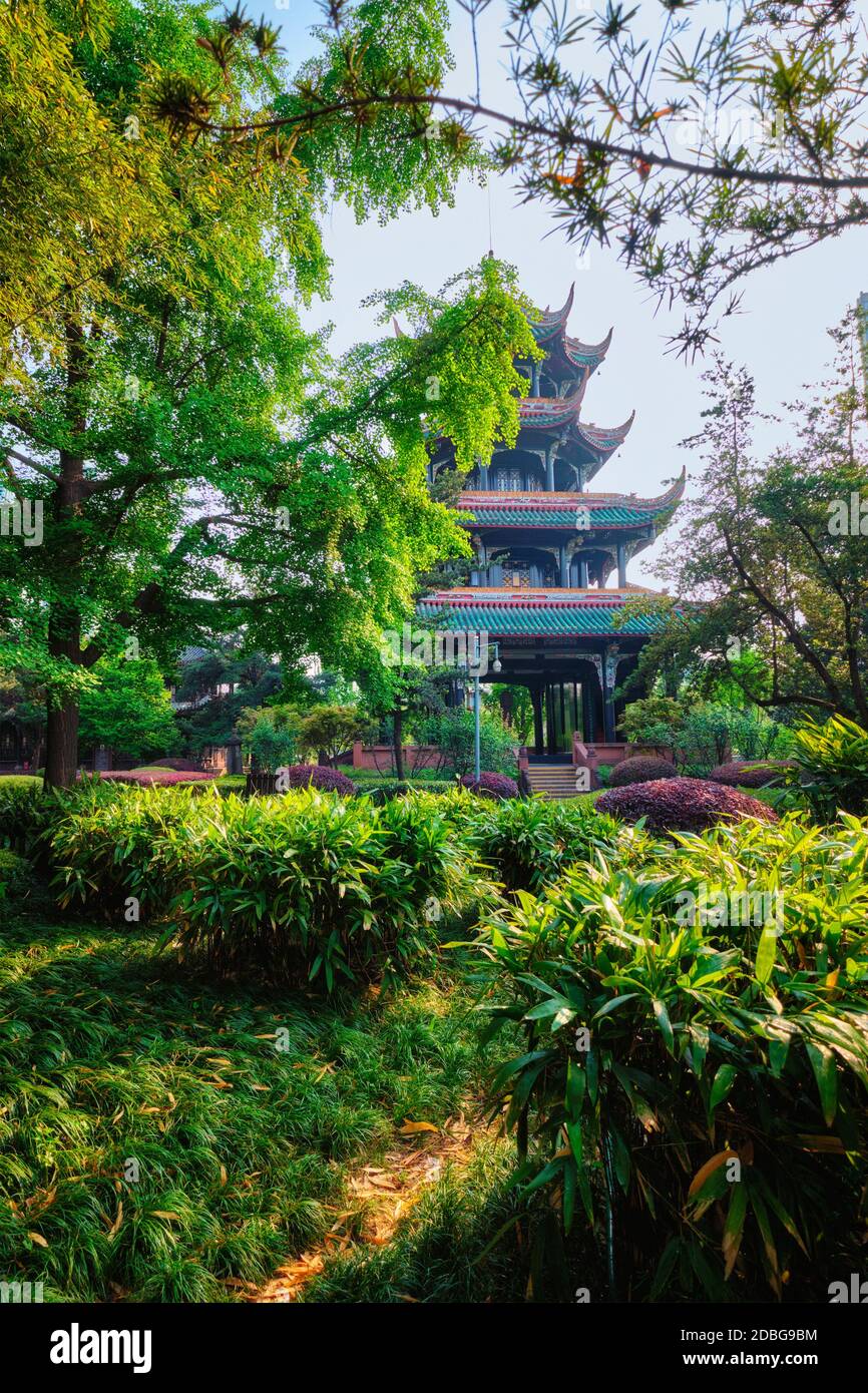 Wangjiang Pavillon im Wangjianglou Park unter Bäumen. Chengdu, Sichuan, China Stockfoto