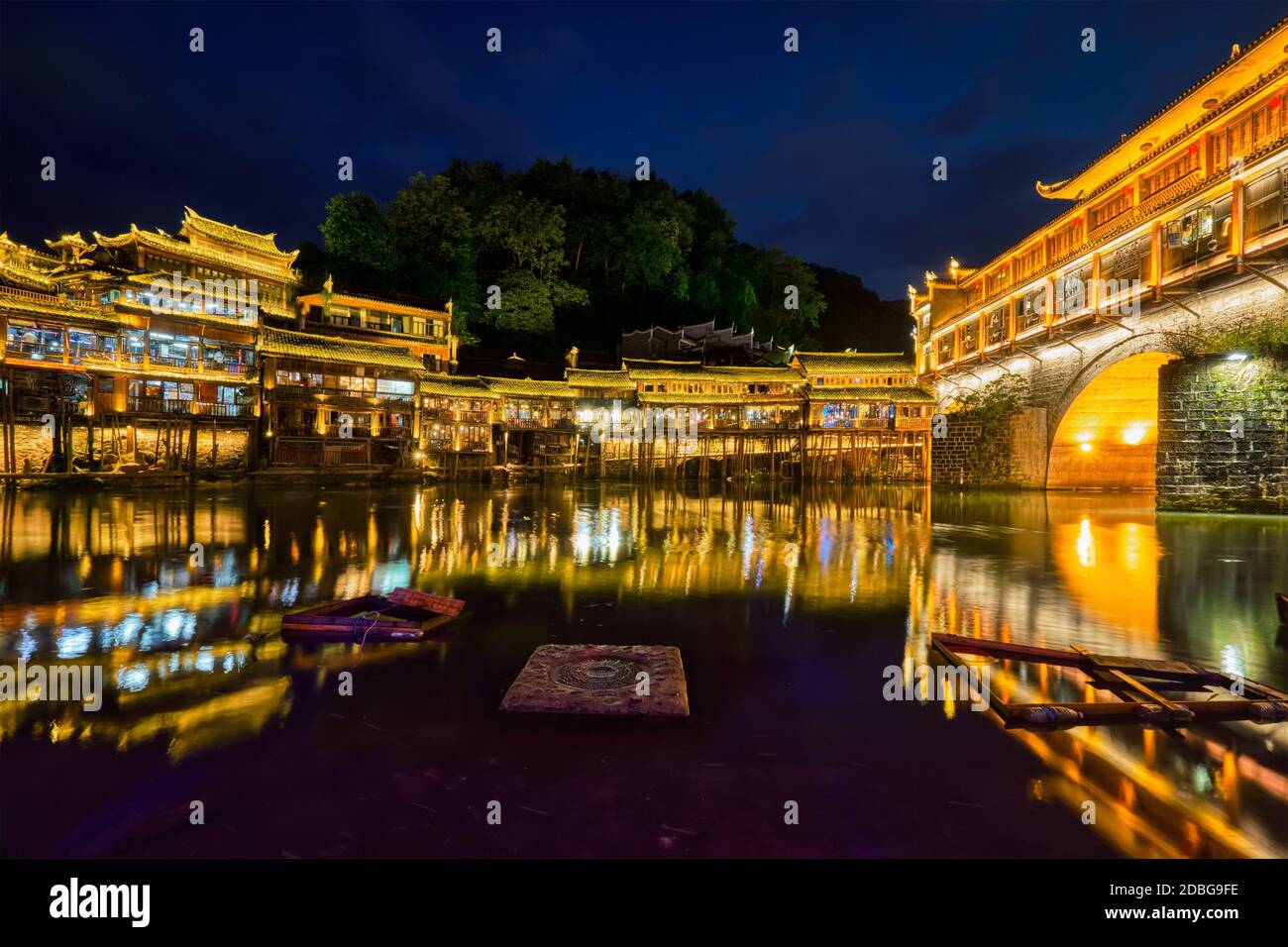 Chinesische Touristenattraktion Ziel - Feng Huang Ancient Town (Phoenix Ancient Town) am Tuo Jiang Fluss beleuchtet in der Nacht. Provinz Hunan, China Stockfoto