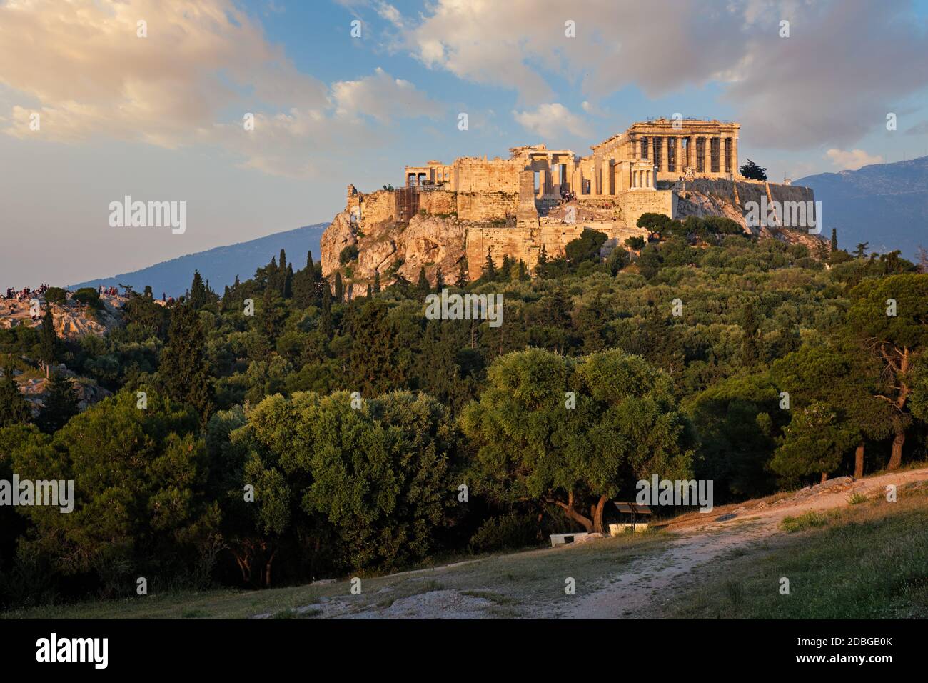 Berühmtes griechisches Touristenziel - der ikonische Parthenon-Tempel an der Akropolis von Athen, vom Philopappos-Hügel bei Sonnenuntergang aus gesehen. Athen, Griechenland Stockfoto