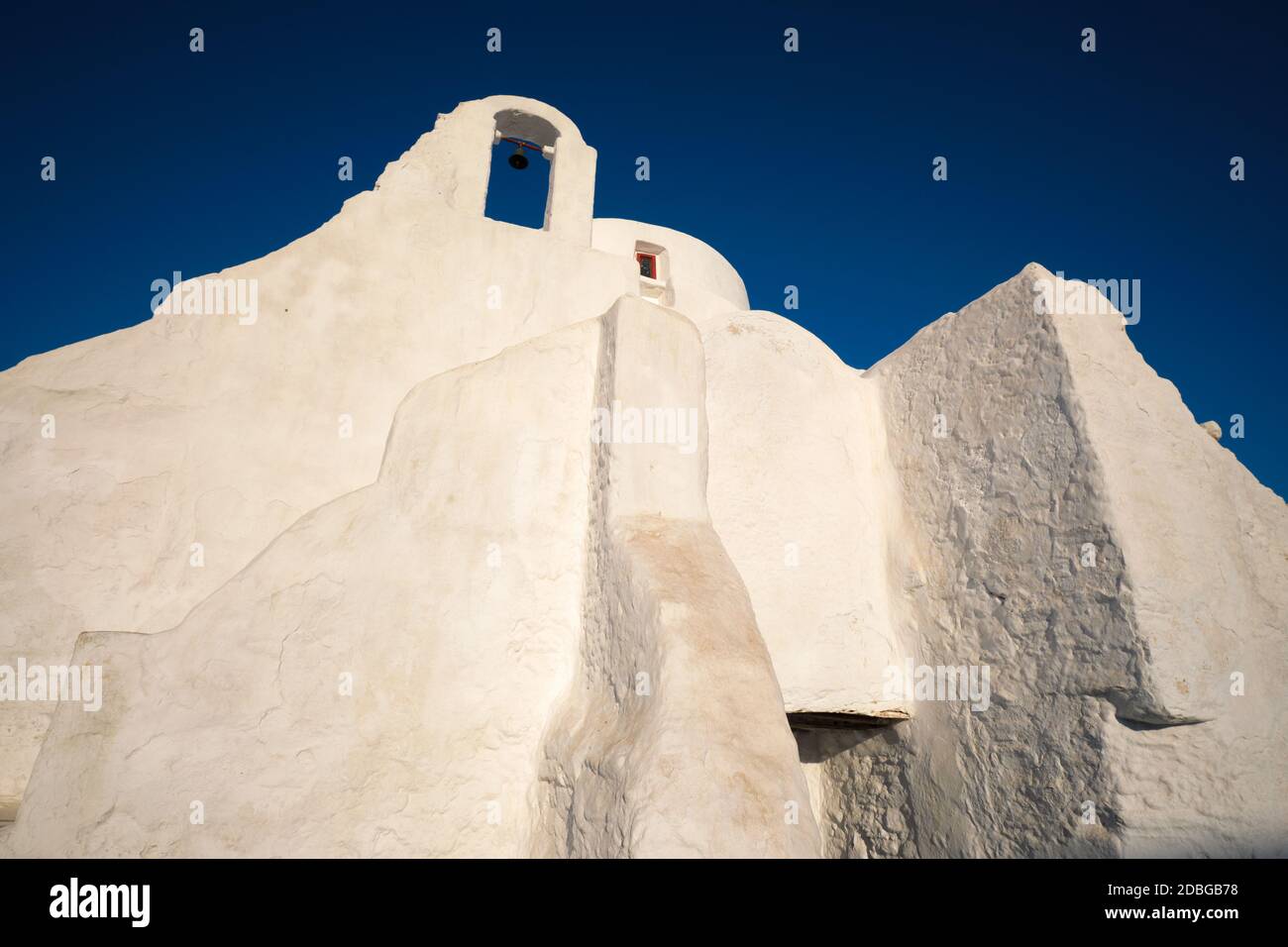 Berühmtes touristisches Wahrzeichen Griechenlands - griechisch-orthodoxe Kirche Panagia Paraportiani in der Stadt Chora auf Mykonos Insel, Griechenland bei Sonnenaufgang Stockfoto