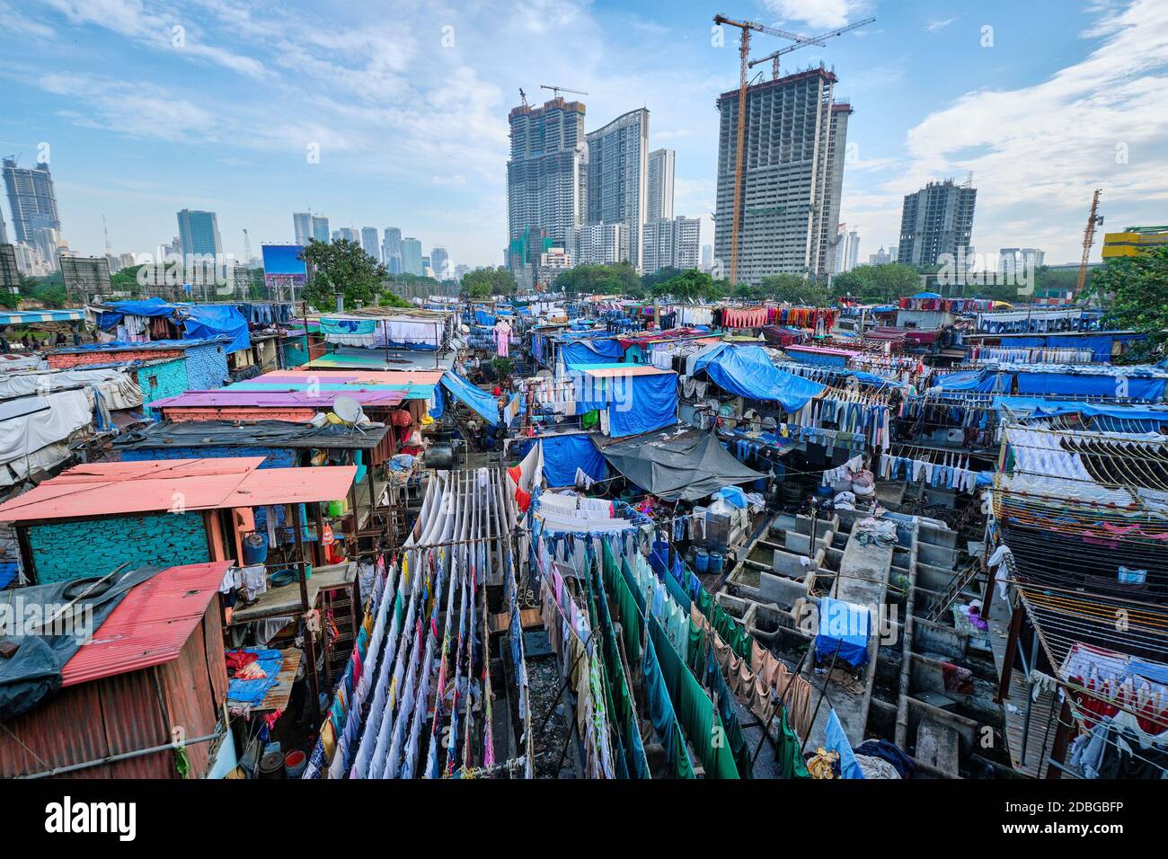 Blick auf Dhobi Ghat (Mahalaxmi Dhobi Ghat) ist der weltweit größte Open-Air-Waschsalon (lavoir) in Mumbai, Indien mit Wäschestauken an Seilen. Jetzt einer von Zeichen Stockfoto