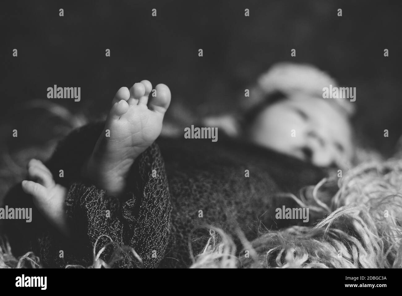 Neugeborenes Mädchen fotografiert im Komfort ihres eigenen Zuhauses. Stockfoto