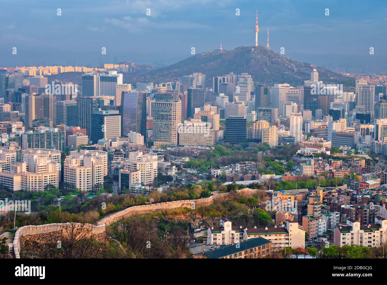 Luftaufnahme der Innenstadt von Seoul und Namsan Seoul Tower bei Sonnenuntergang vom Inwang Berg. Seoul, Südkorea. Stockfoto