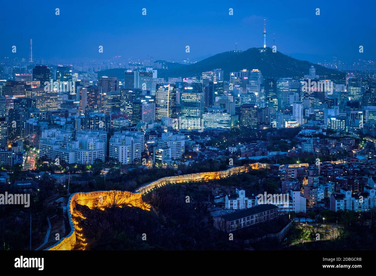 Seoul downtown Stadtbild mit Lichtern und Namsan Seoul Tower am Abend Blick vom Berg Inwang beleuchtet. Seoul, Südkorea. Stockfoto