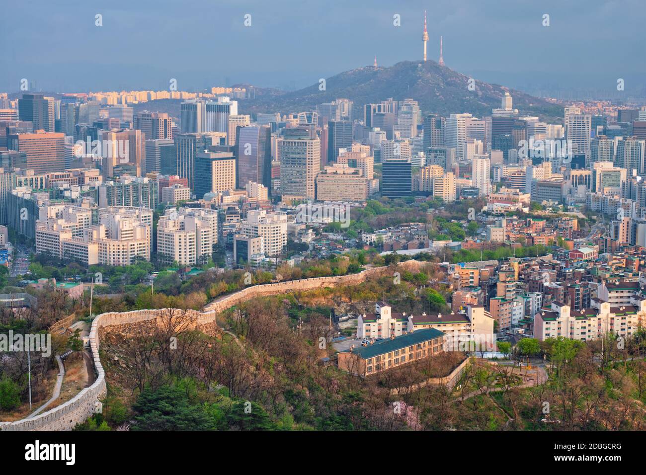 Luftaufnahme der Innenstadt von Seoul und Namsan Seoul Tower bei Sonnenuntergang vom Inwang Berg. Seoul, Südkorea. Stockfoto