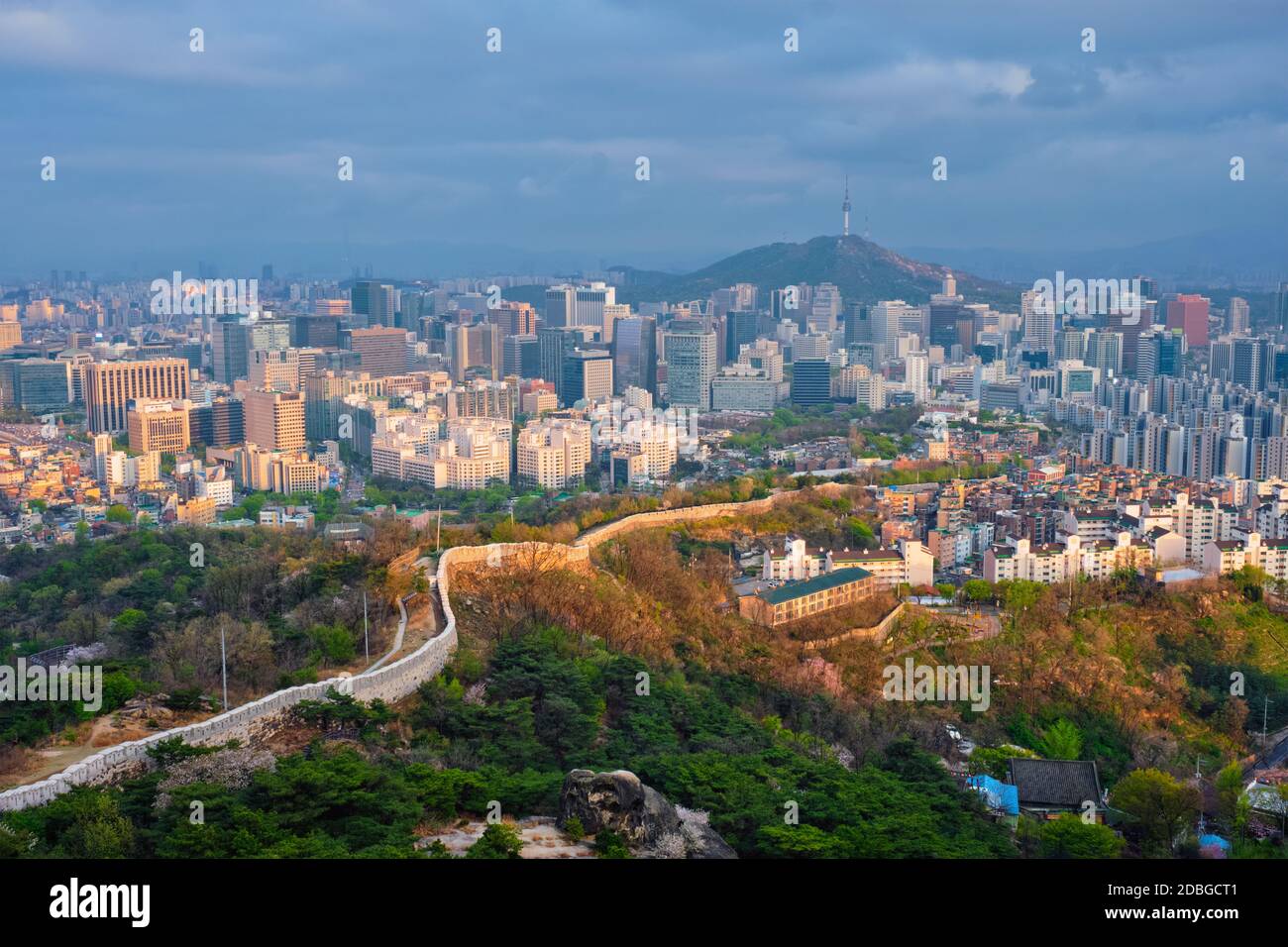 Luftaufnahme der Innenstadt von Seoul und Namsan Seoul Tower bei Sonnenuntergang vom Inwang Berg. Seoul, Südkorea. Stockfoto