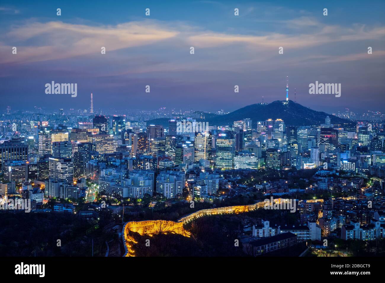 Seoul downtown Stadtbild mit Lichtern und Namsan Seoul Tower am Abend Blick vom Berg Inwang beleuchtet. Seoul, Südkorea. Stockfoto
