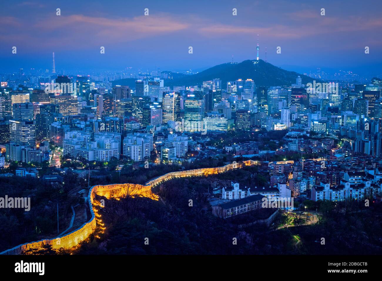 Seoul downtown Stadtbild mit Lichtern und Namsan Seoul Tower am Abend Blick vom Berg Inwang beleuchtet. Seoul, Südkorea. Stockfoto