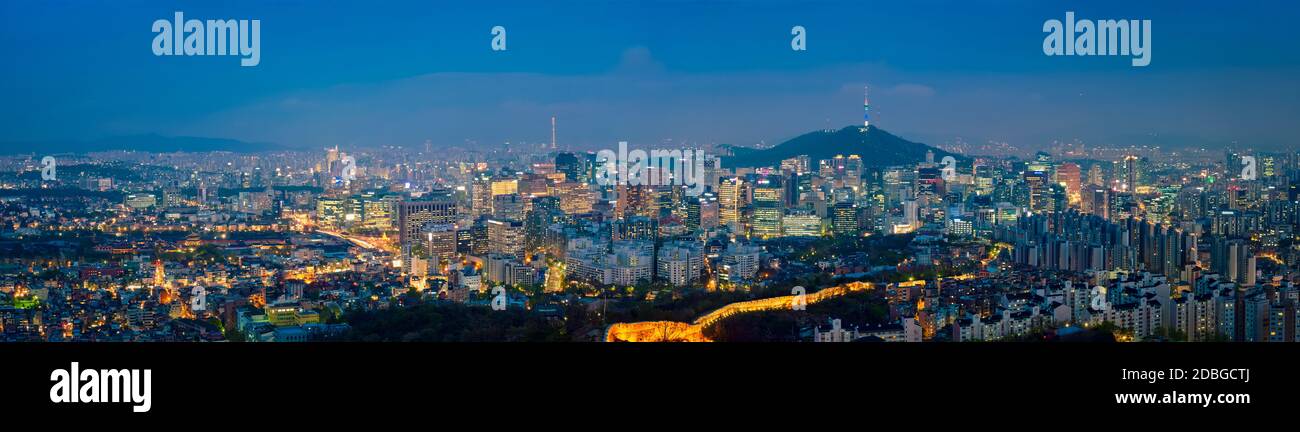 Panorama von Seoul downtown Stadtbild mit Lichtern und Namsan Seoul Tower am Abend Blick vom Berg Inwang beleuchtet. Seoul, Südkorea. Stockfoto