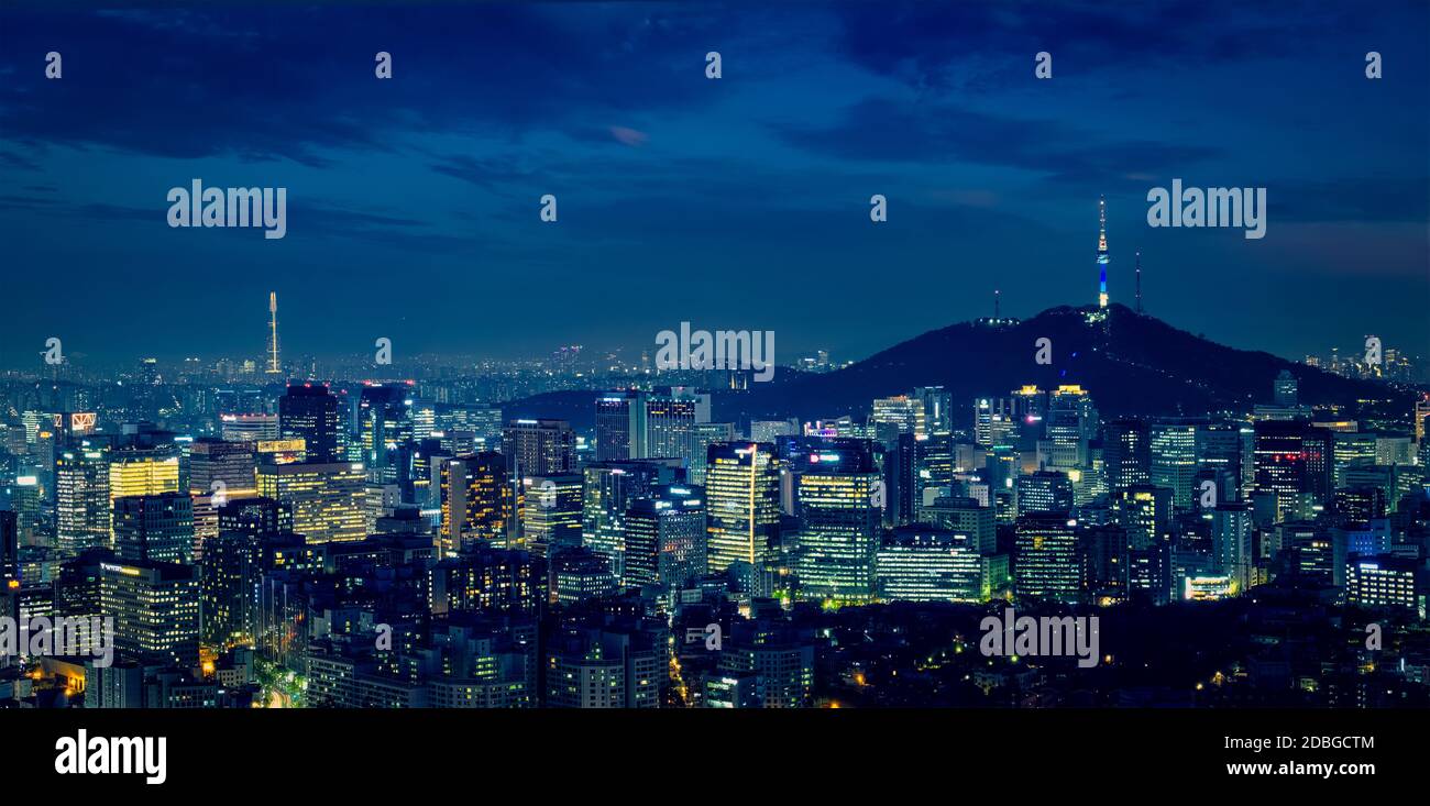 Panorama von Seoul downtown Stadtbild mit Lichtern und Namsan Seoul Tower am Abend Blick vom Berg Inwang beleuchtet. Seoul, Südkorea. Stockfoto