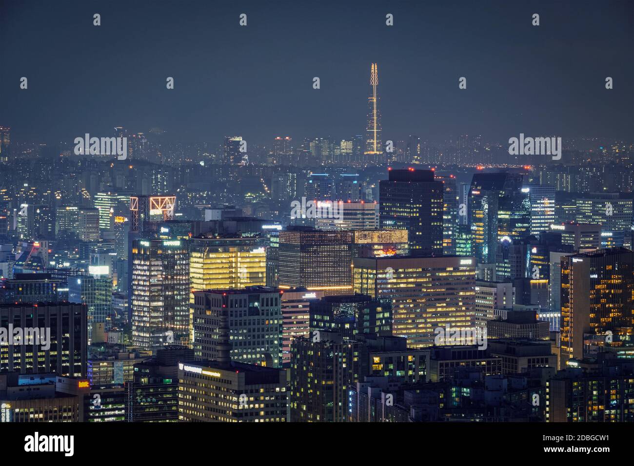 Seoul downtown Stadtbild mit Lichtern und Namsan Seoul Tower am Abend Blick vom Berg Inwang beleuchtet. Seoul, Südkorea. Stockfoto