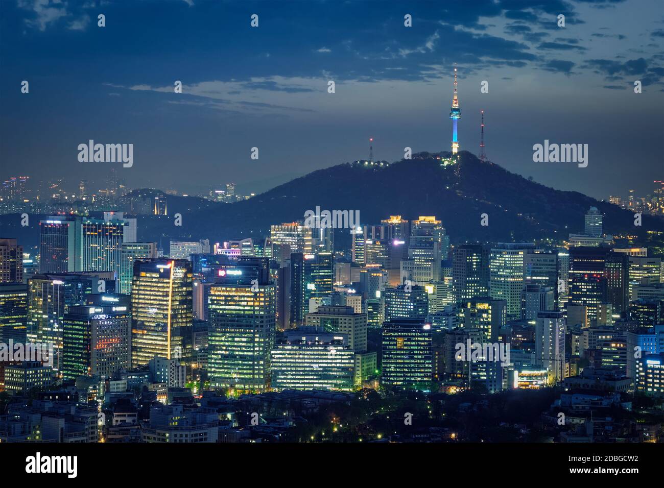 Seoul downtown Stadtbild mit Lichtern und Namsan Seoul Tower am Abend Blick vom Berg Inwang beleuchtet. Seoul, Südkorea. Stockfoto