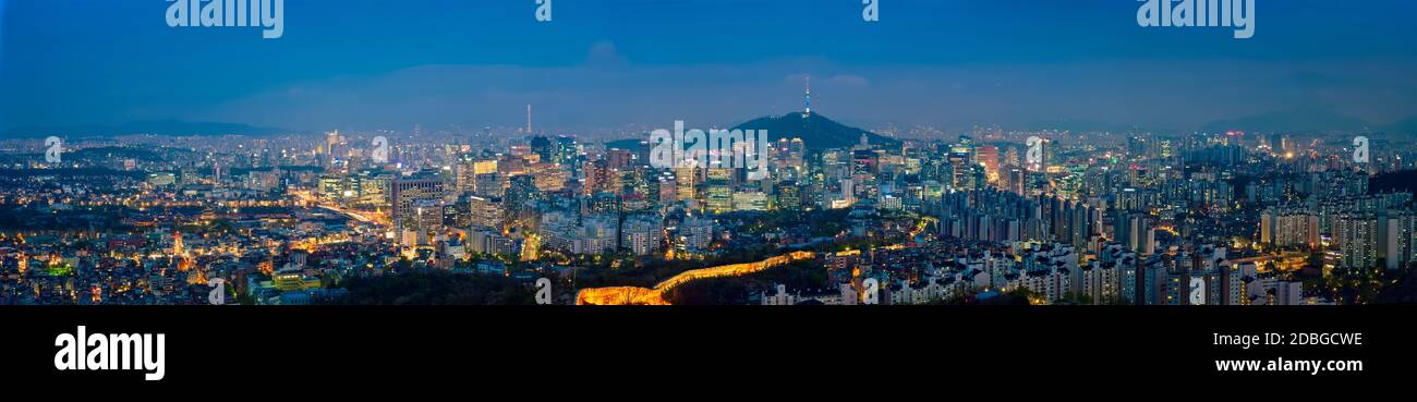 Panorama von Seoul downtown Stadtbild mit Lichtern und Namsan Seoul Tower am Abend Blick vom Berg Inwang beleuchtet. Seoul, Südkorea. Stockfoto