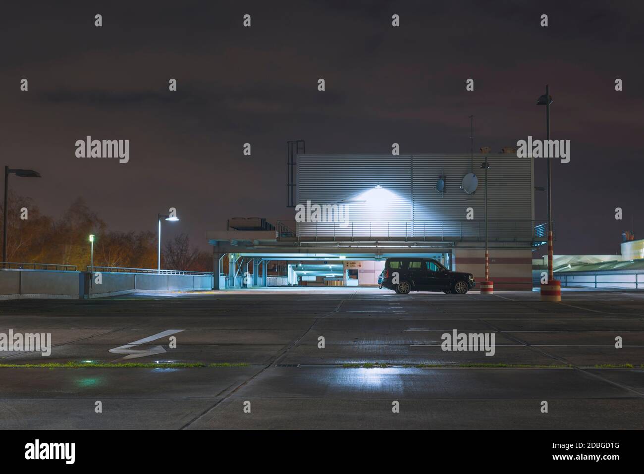 Ein Auto auf einem Parkplatz Deck in der Nacht, ein Auto auf einem Parkplatz Deck, Parkplatz Deck in der Nacht Stockfoto