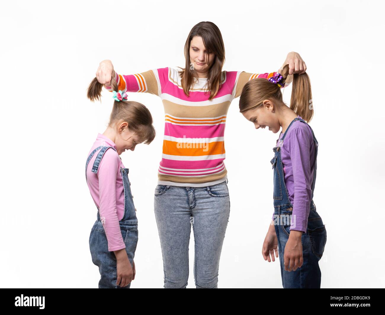Mama trennte die sich widersprechenden Kinder und schimpfte sie Stockfoto