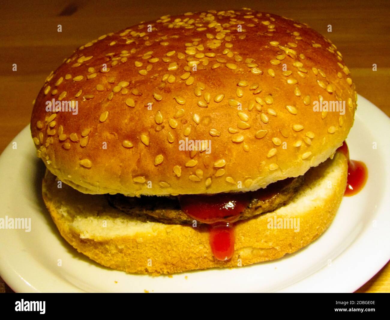Hamburger mit Tomatenketchup Stockfoto